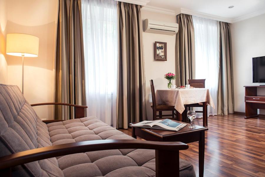 One-Bedroom Apartment - Photo 1