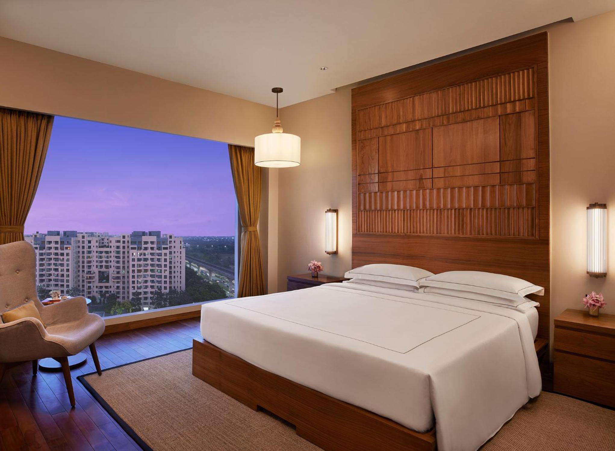 Deluxe suite with both way airport transfers, evening cocktail, 4 pcs of ironing non-cumulative basis - Photo 1