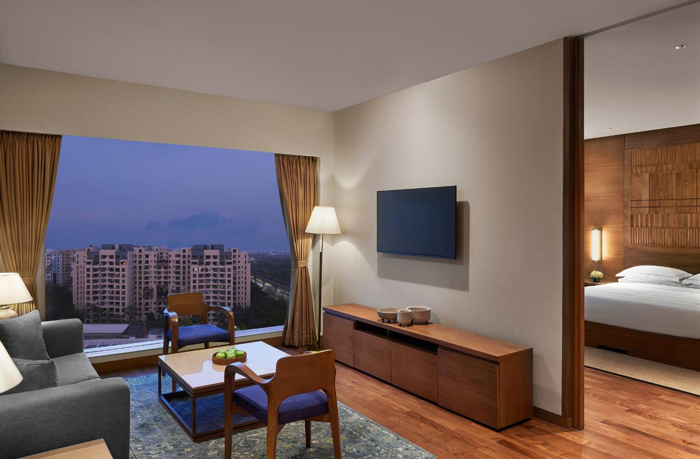 Deluxe suite with both way airport transfers, evening cocktail, 4 pcs of ironing non-cumulative basis - Photo 3