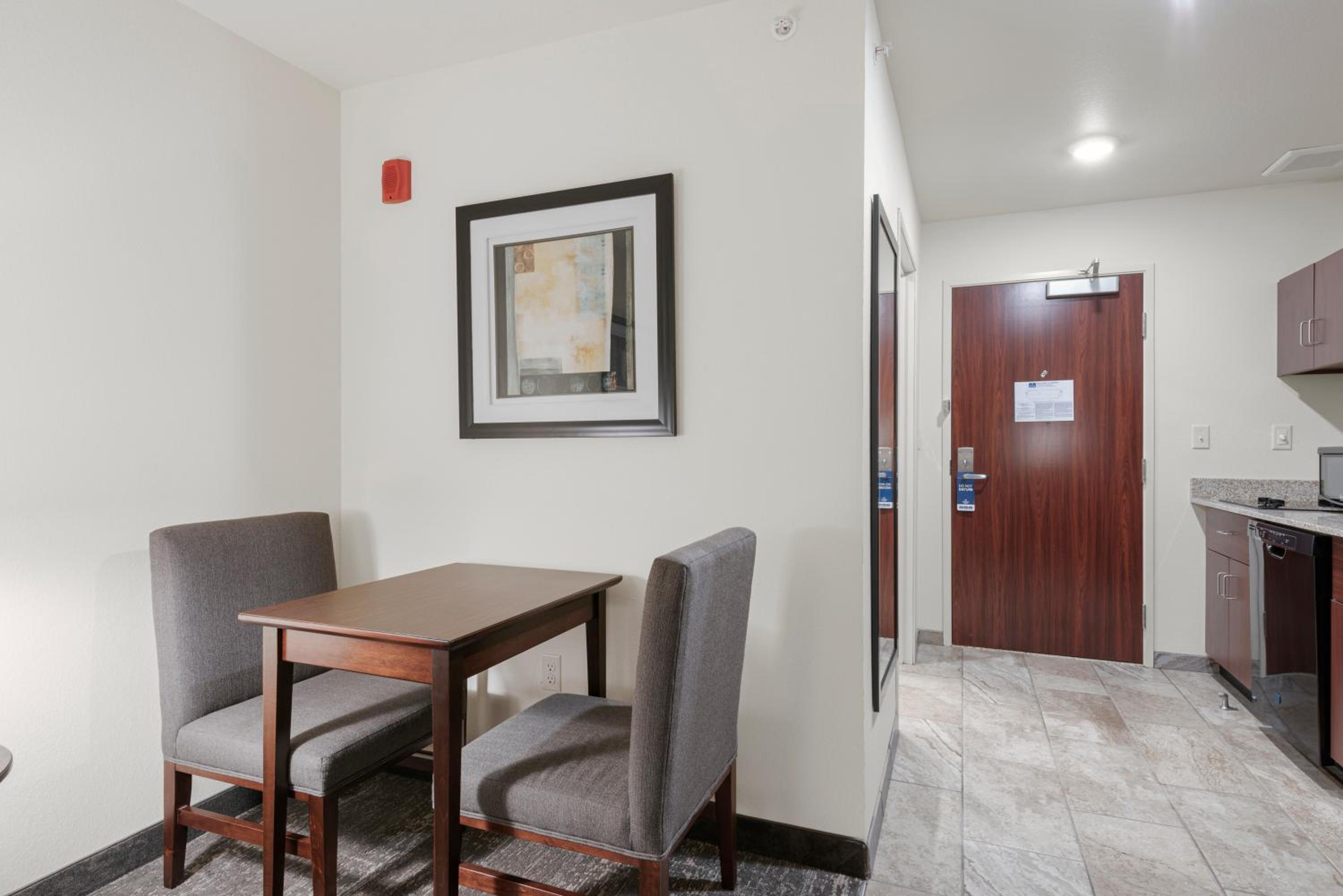 One-Bedroom Suite - Photo 7