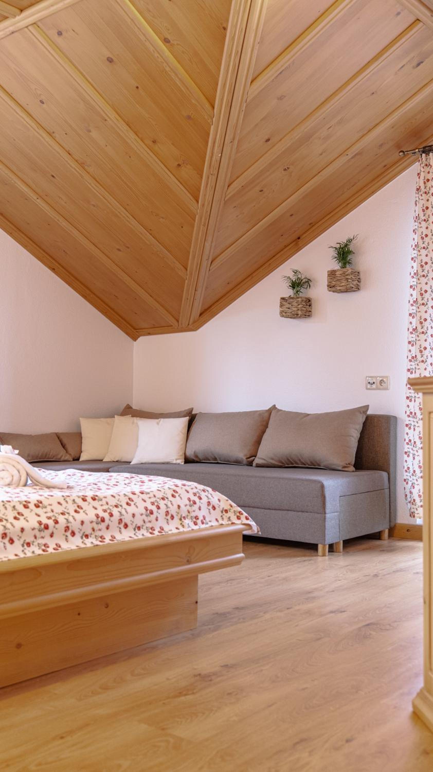 Deluxe Double Room with Balcony - Photo 4