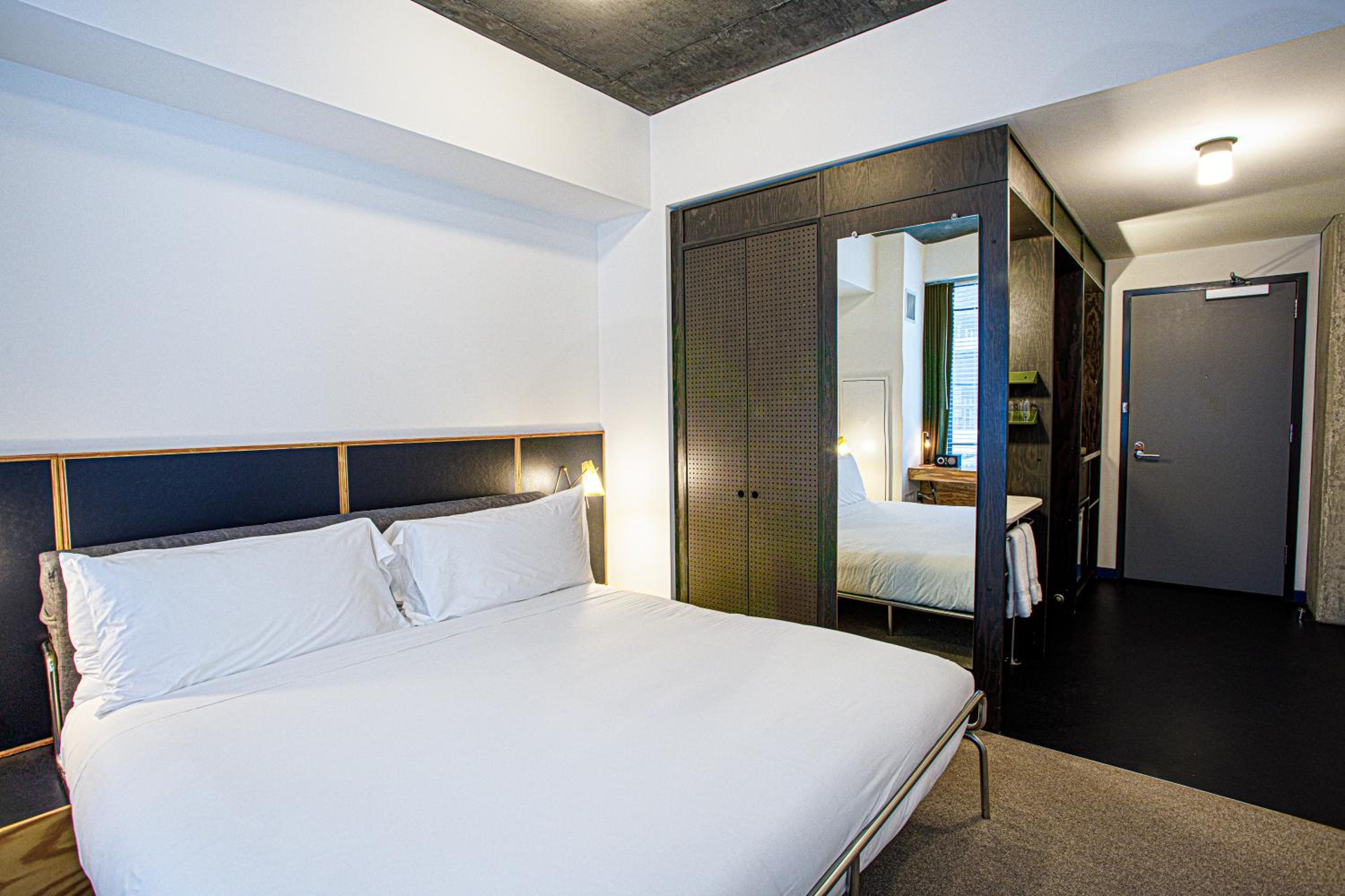 Standard King Room photo 1