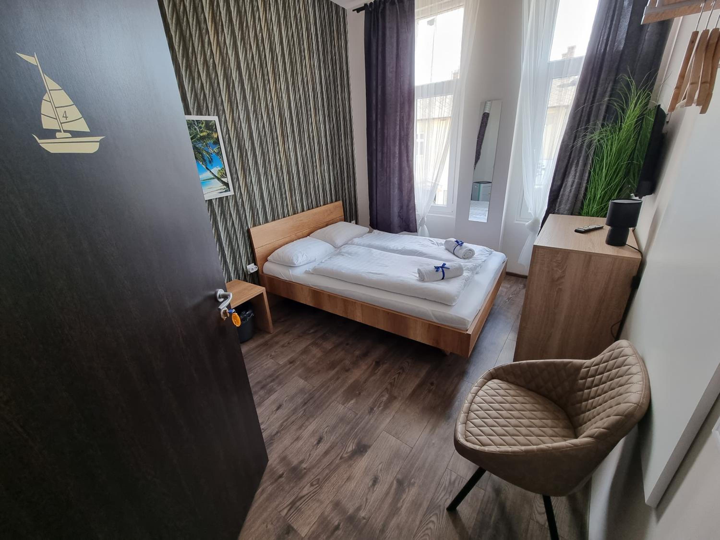 Standard Queen Room - Photo 1