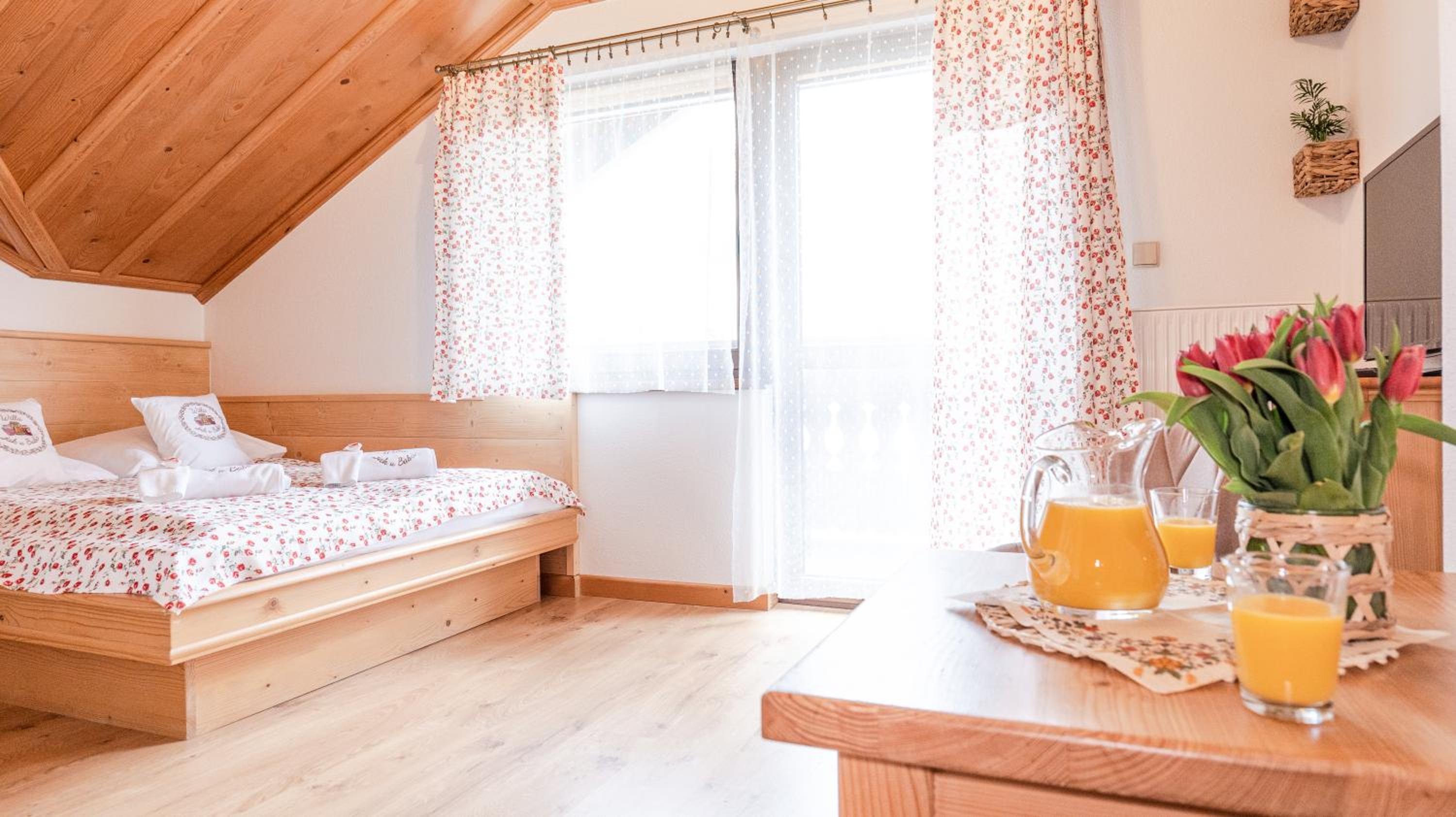 King Room with Balcony - Photo 4