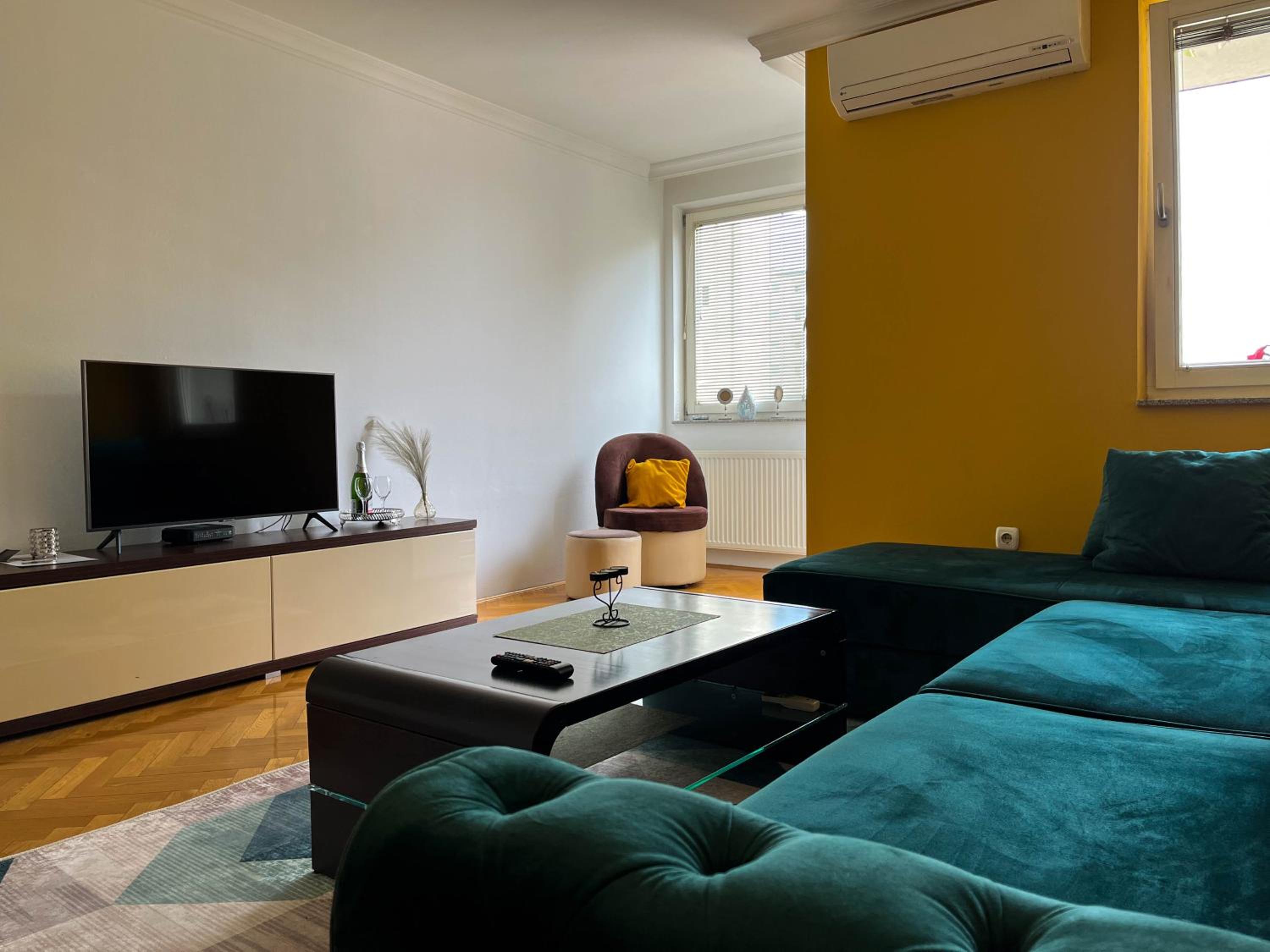 One-Bedroom Apartment photo 1