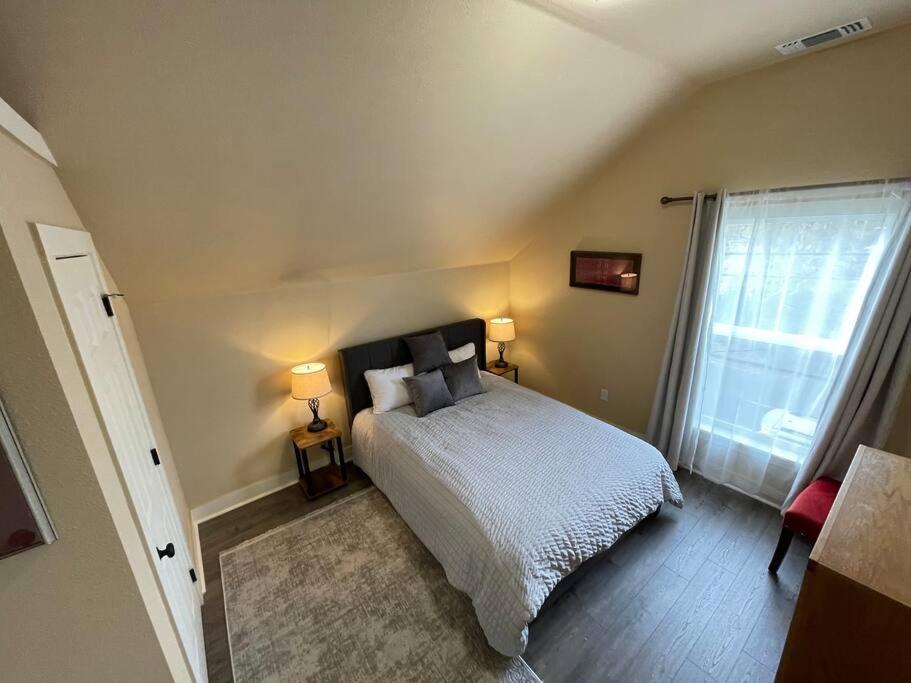 Five-Bedroom House photo 1