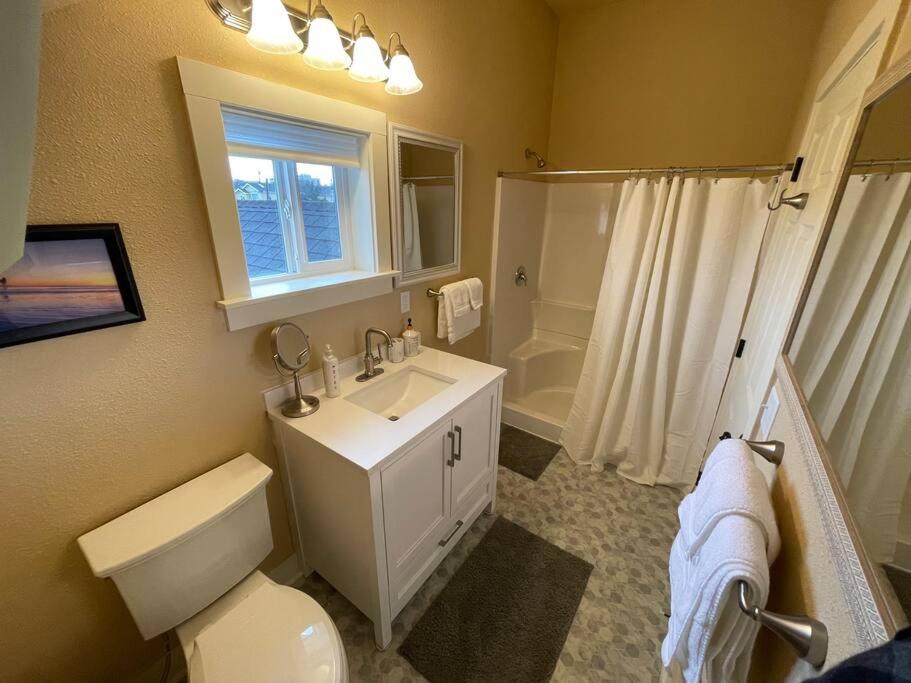 Five-Bedroom House photo 3