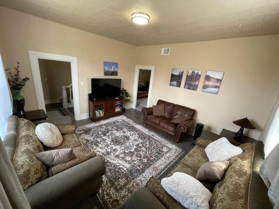 Five-Bedroom House photo 2