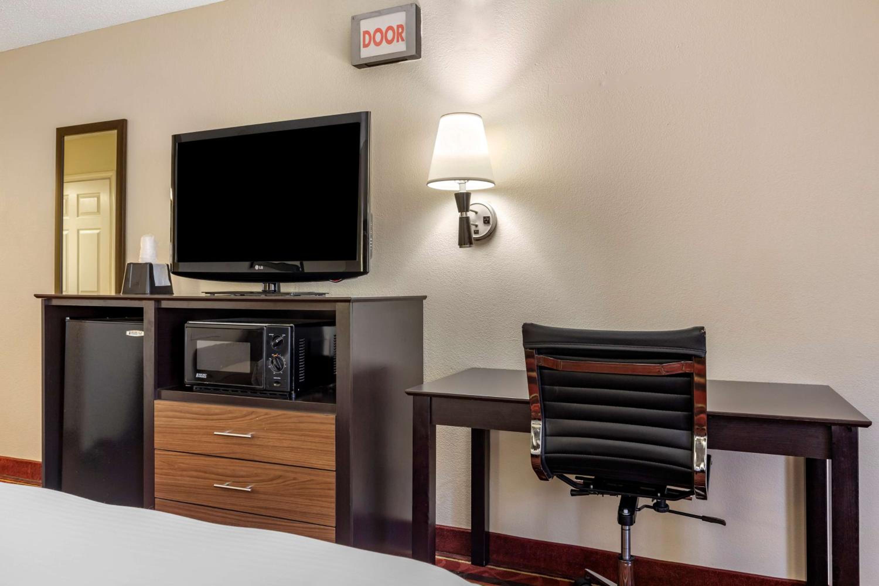 King Room with Roll-in Shower - Disability Access/Non-Smoking photo 2