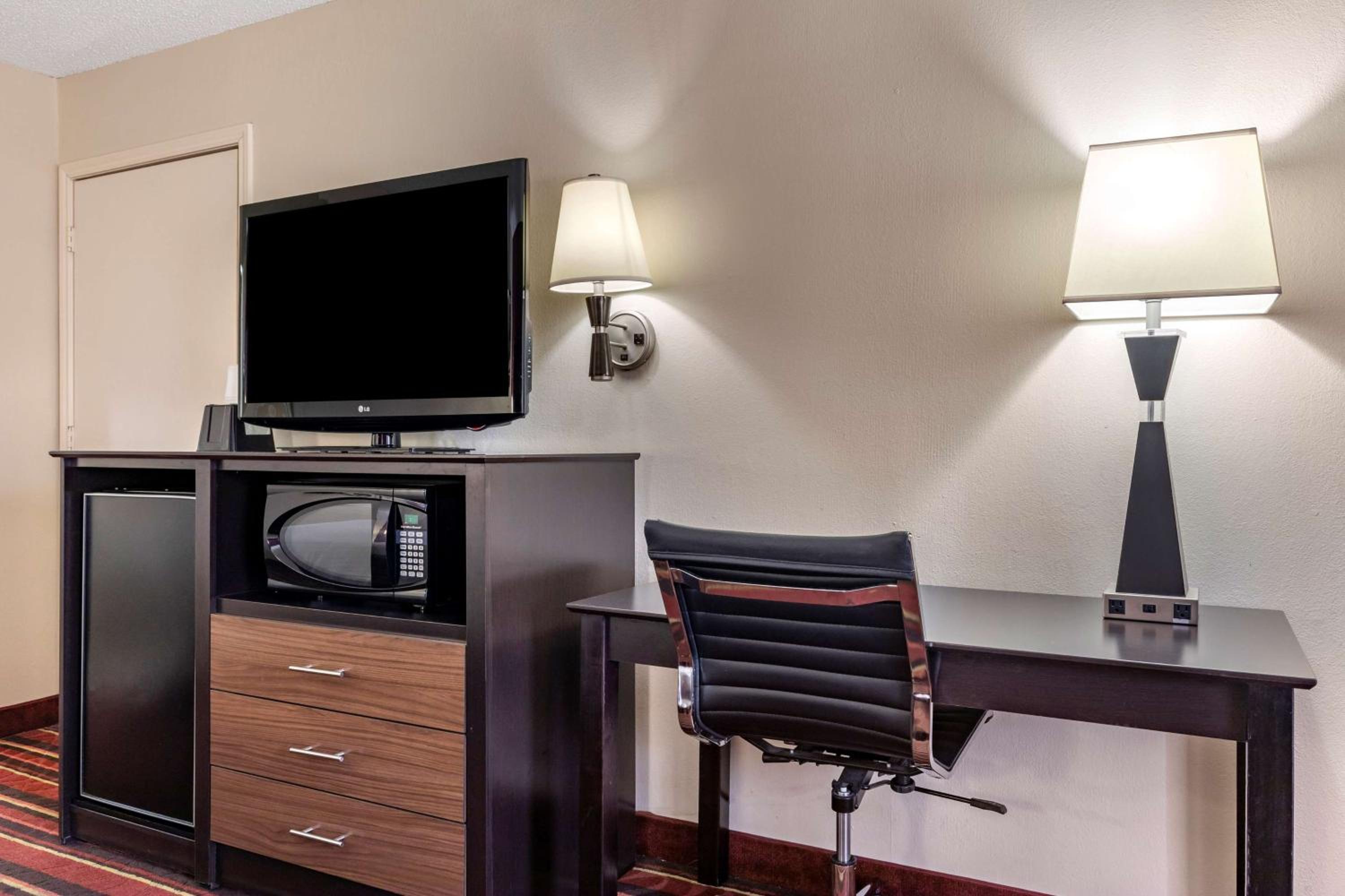 King Room with Sofa Bed - Non-Smoking photo 3