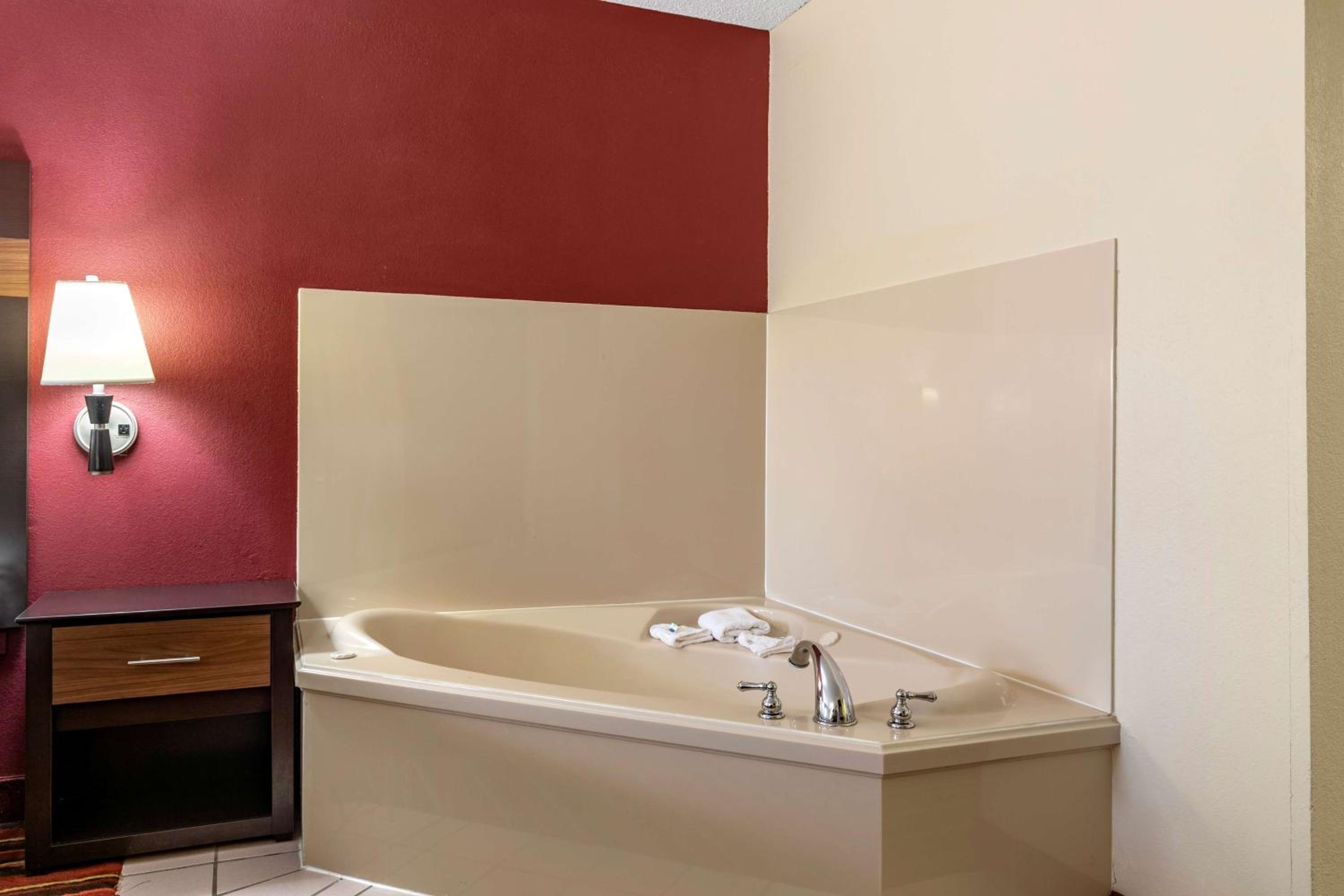King Room with Spa Bath - Non-Smoking photo 3