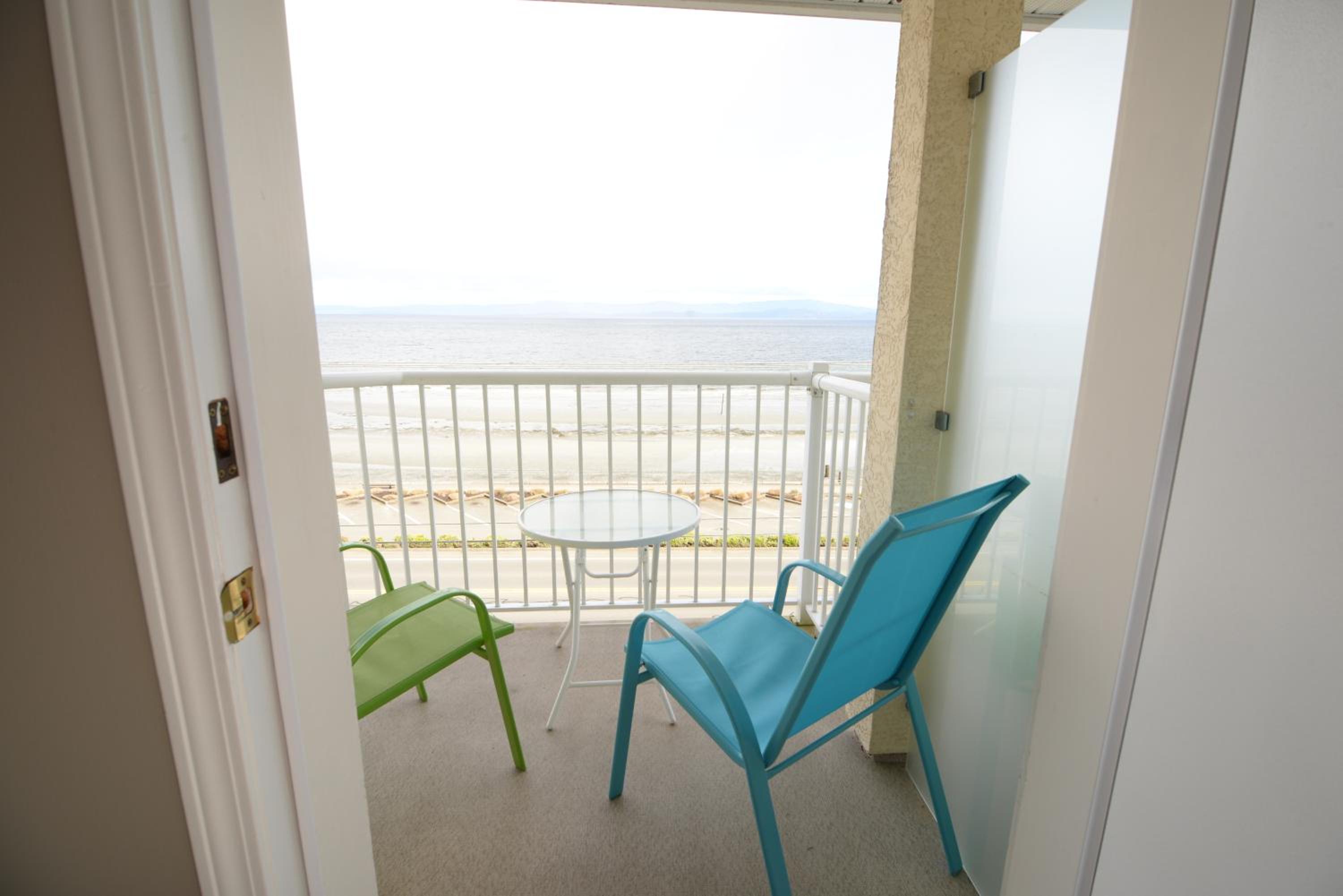 Deluxe King Room - One King Bed with Private Balcony and OCEAN VIEW photo 3