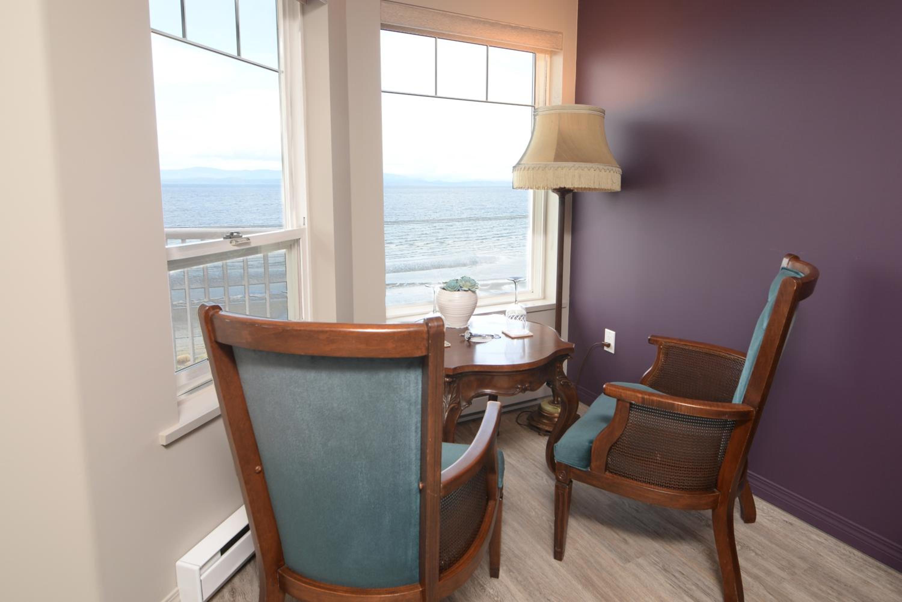 Deluxe Queen Room - One Queen bed with Private Balcony and OCEAN VIEW photo 3