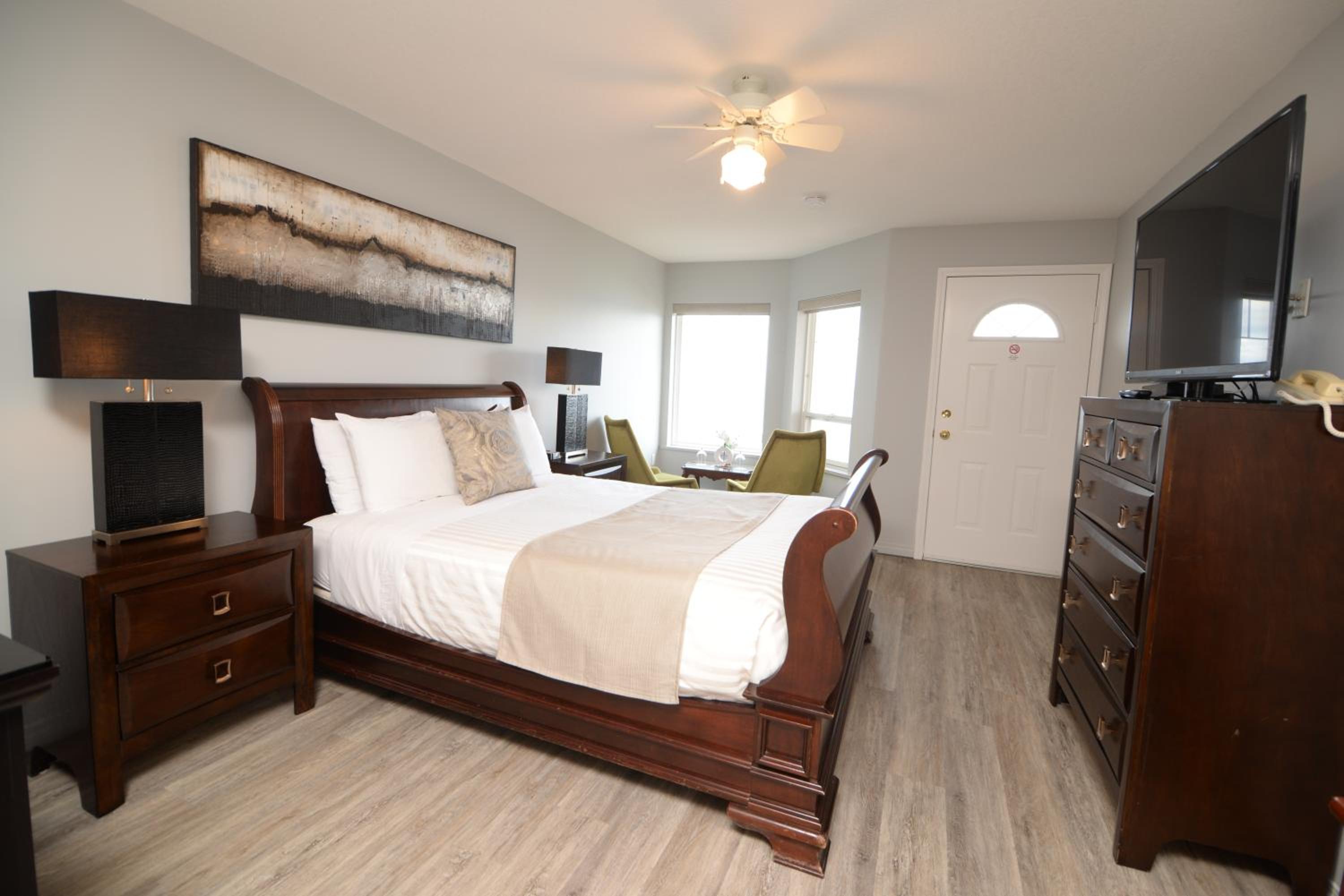 Deluxe Queen Room - One Queen bed with Private Balcony and OCEAN VIEW photo 2