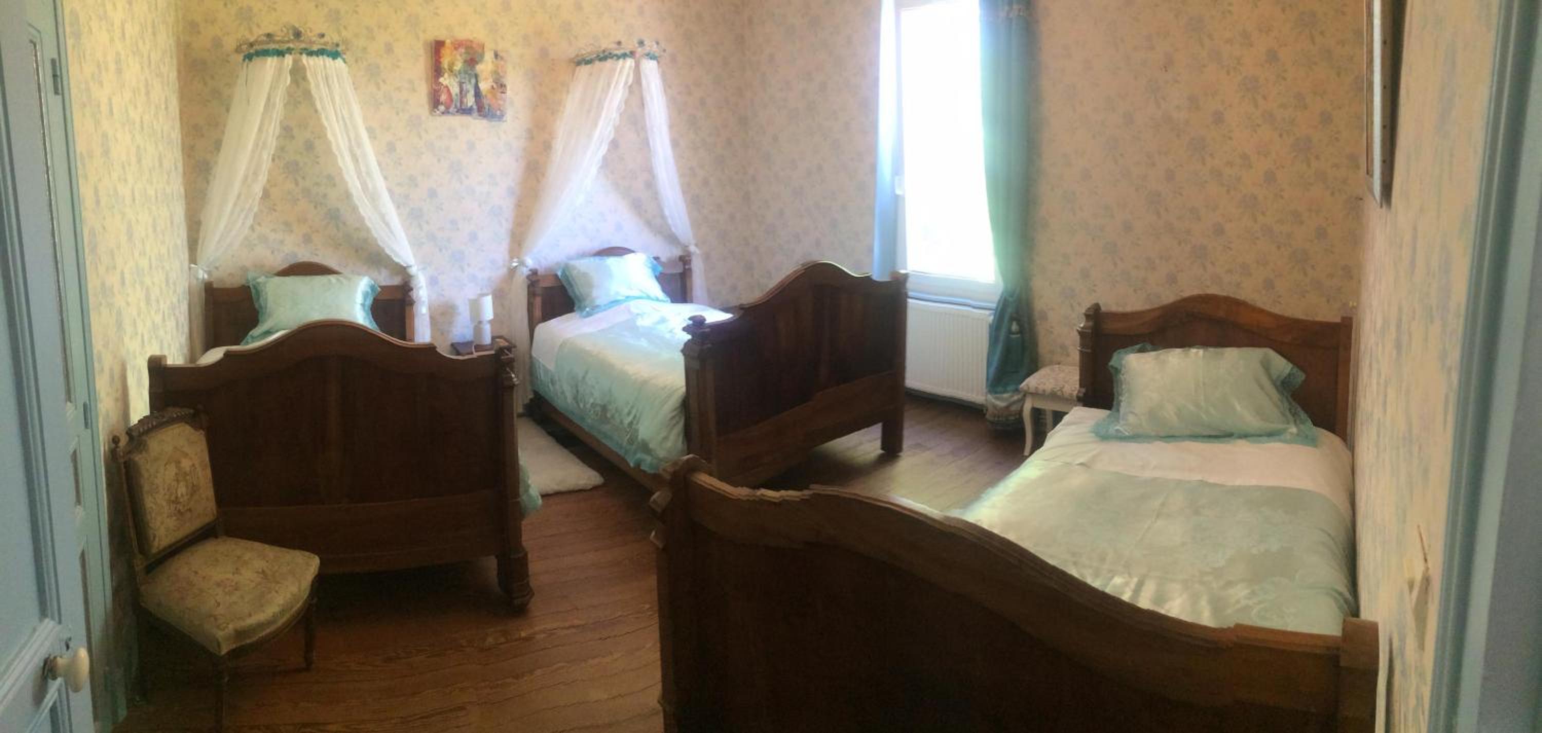 Family Room with Private Bathroom - Photo 3
