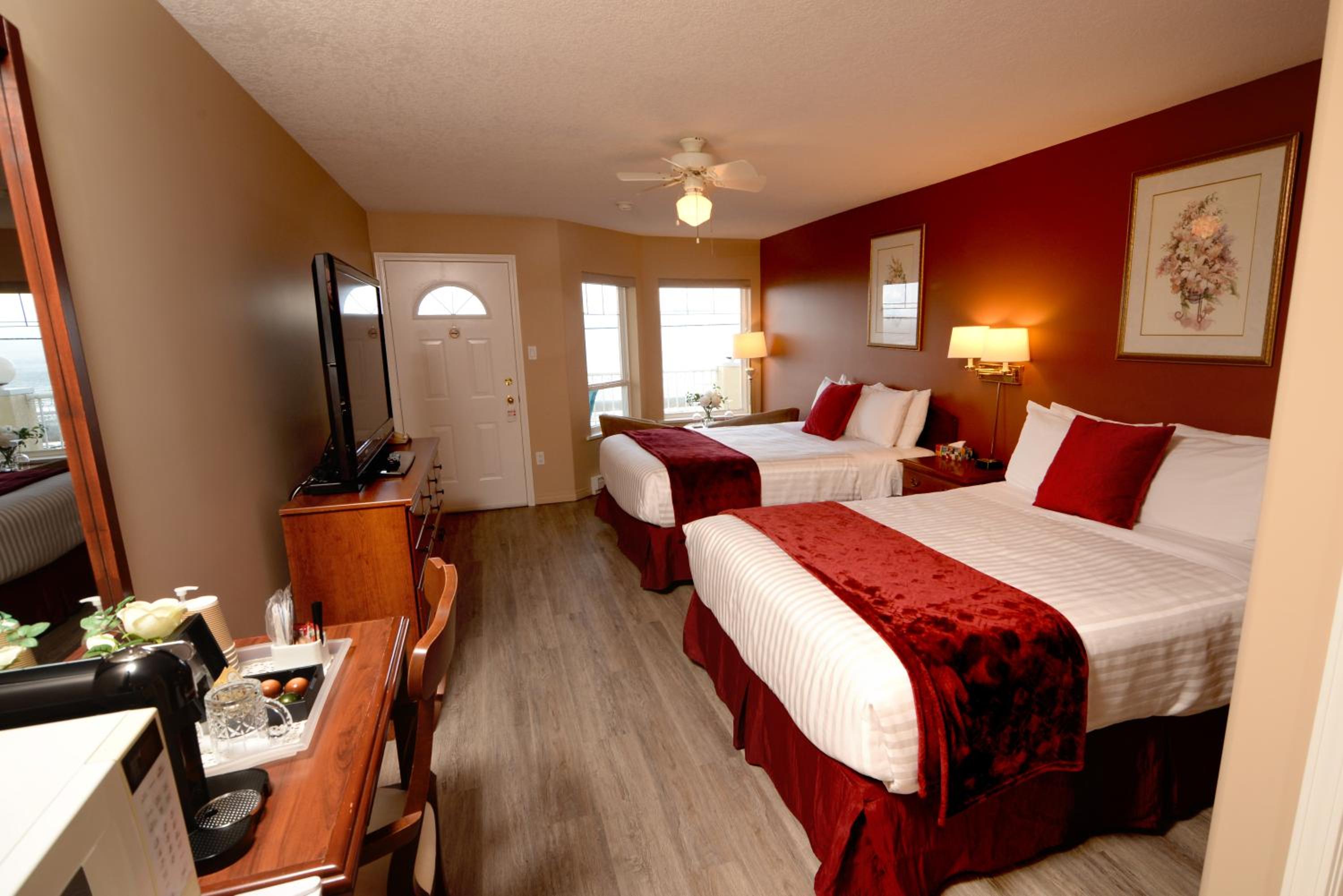 Queen Room with Two Queen Beds and Ocean View photo 2
