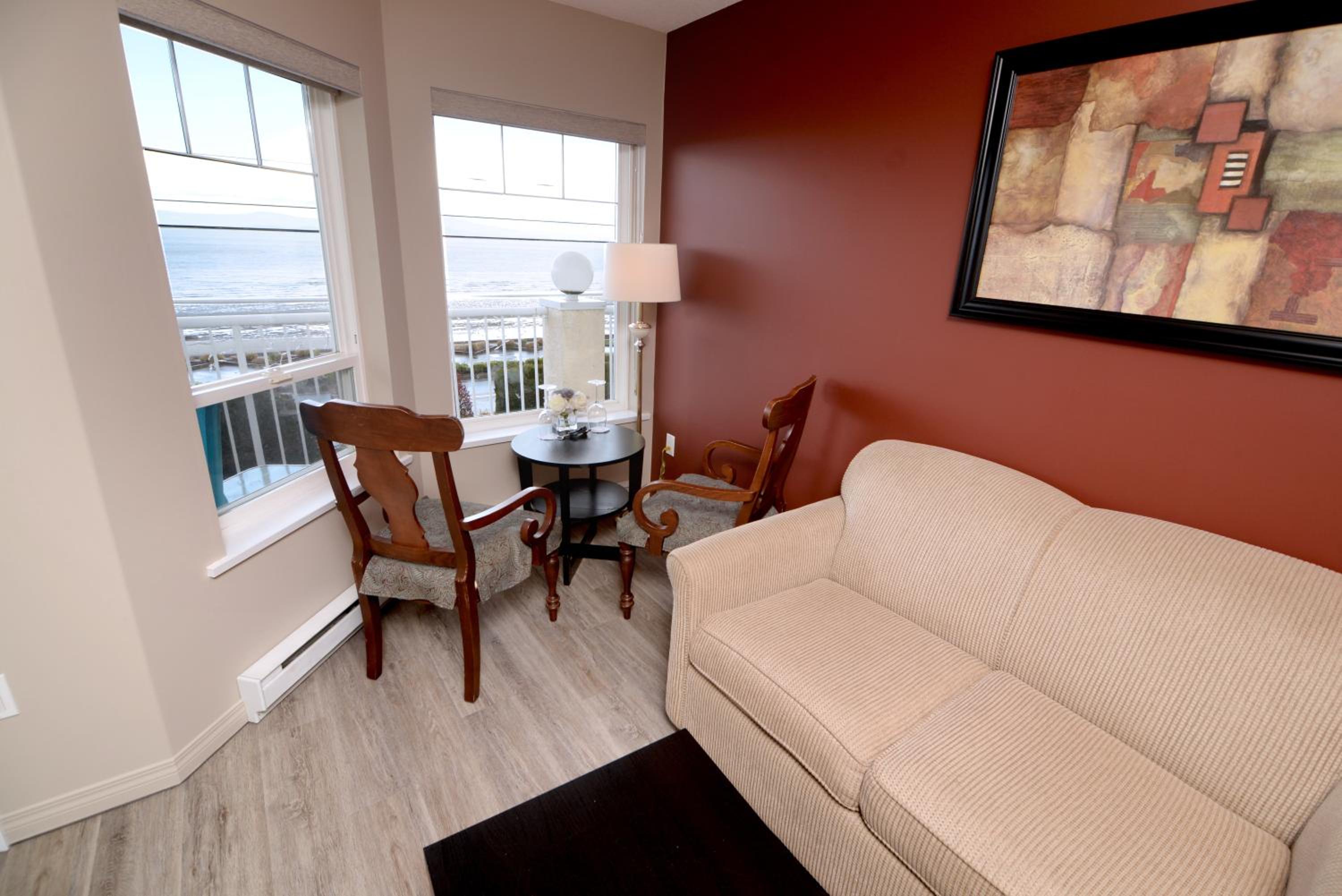 One Queen with Kitchenette and OCEAN VIEW photo 3