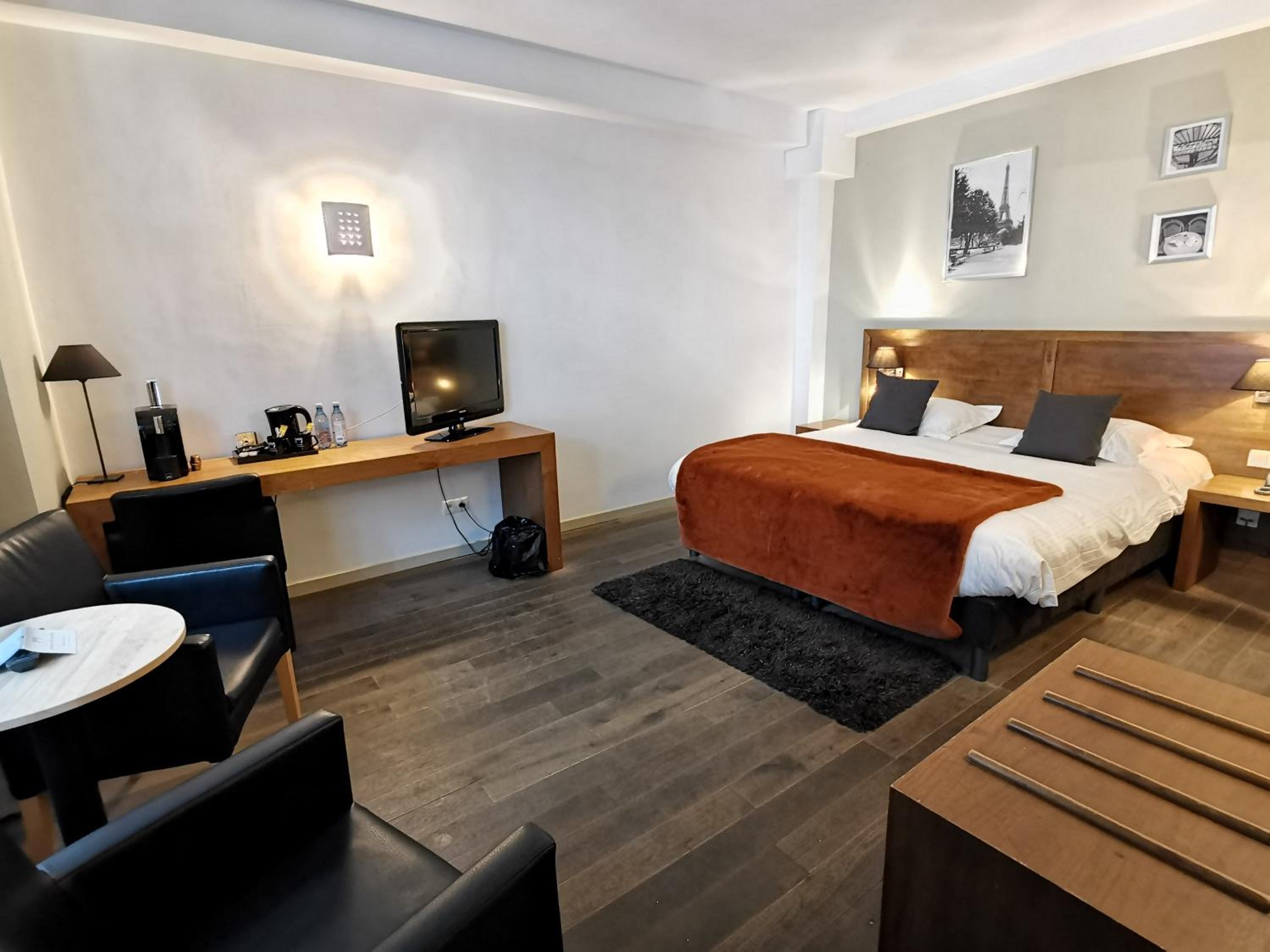 Deluxe Double Room - Photo 9