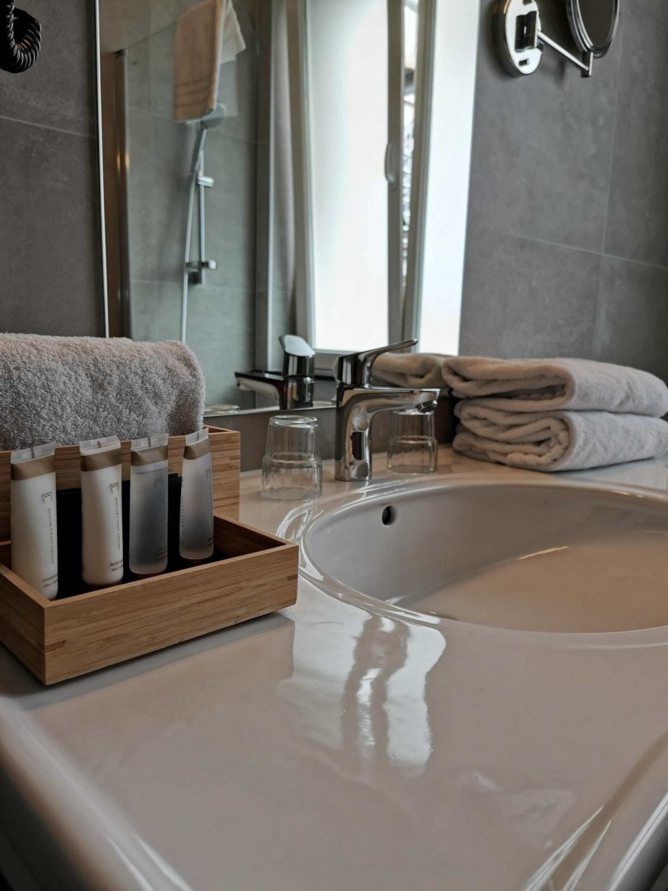 Standard Double or Twin Room - Photo 3