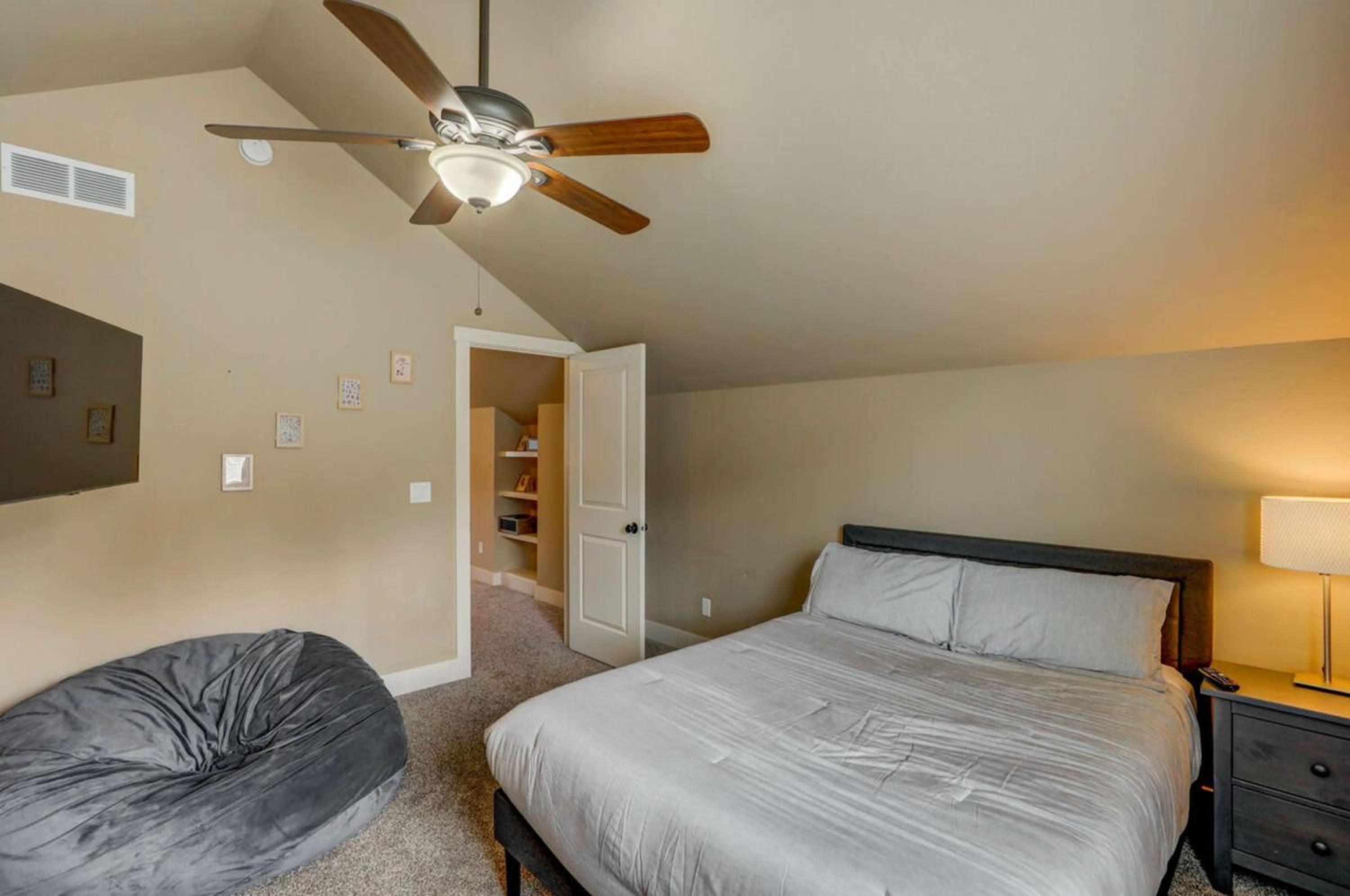 Five-Bedroom House photo 1
