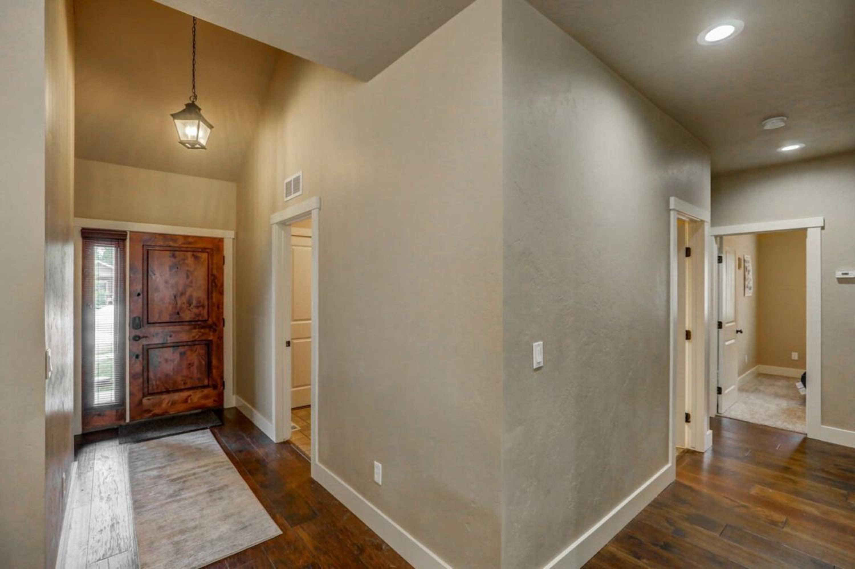 Five-Bedroom House photo 3