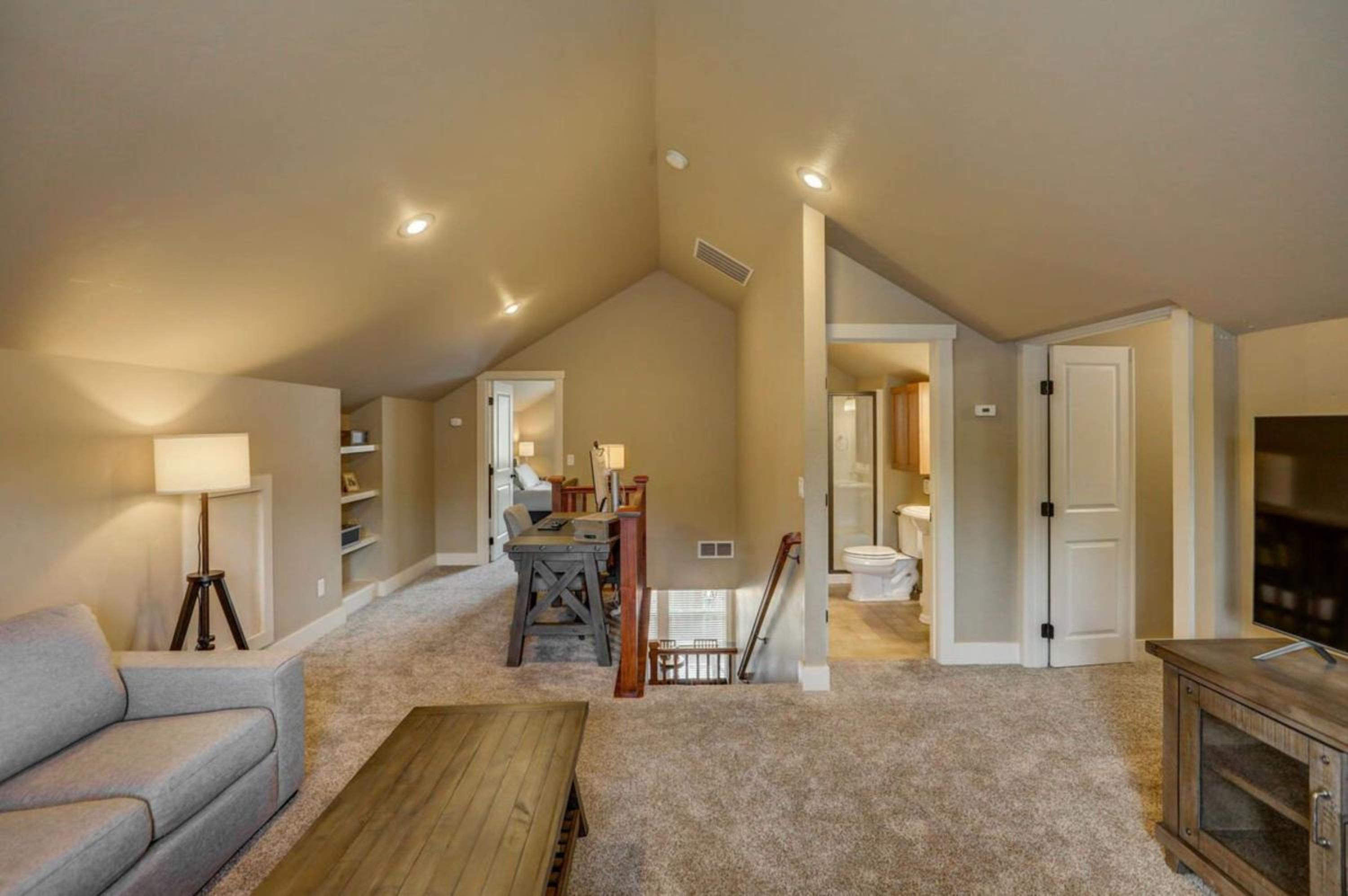 Five-Bedroom House photo 2