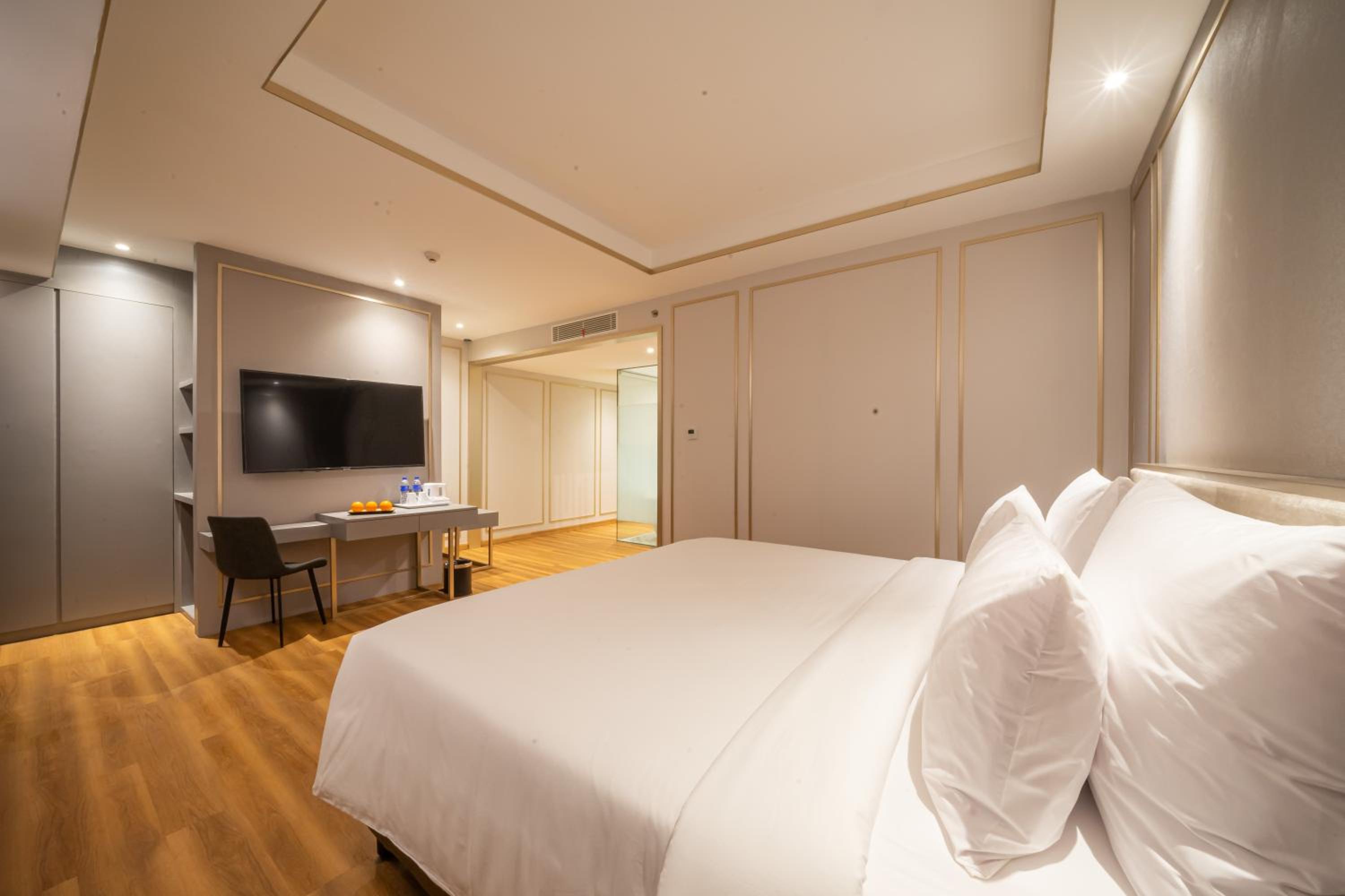 Executive Suite - Photo 3