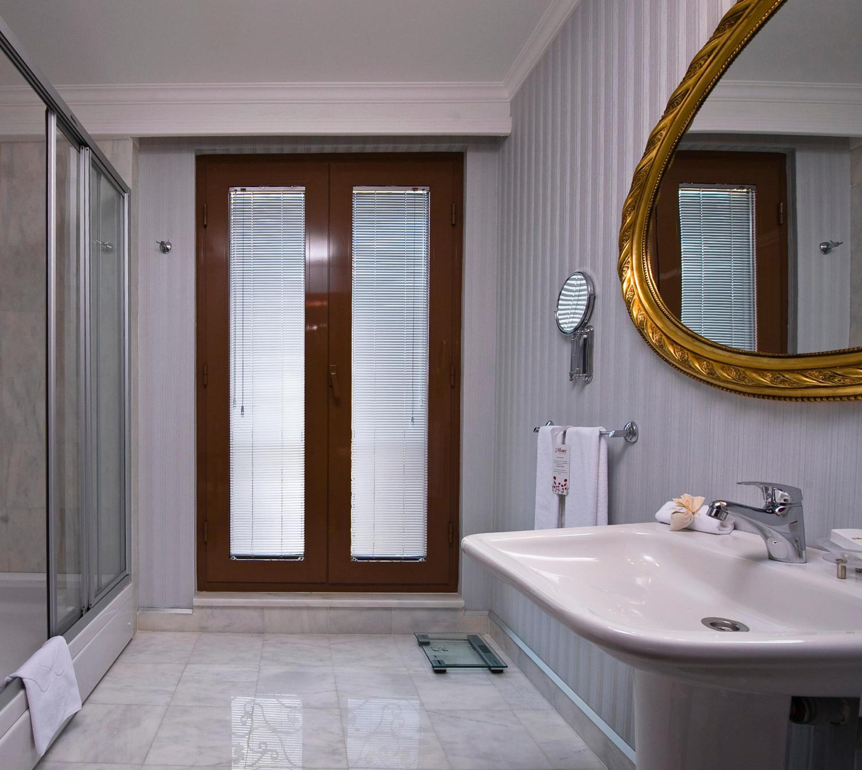 Standard Double or Twin Room - Photo 10