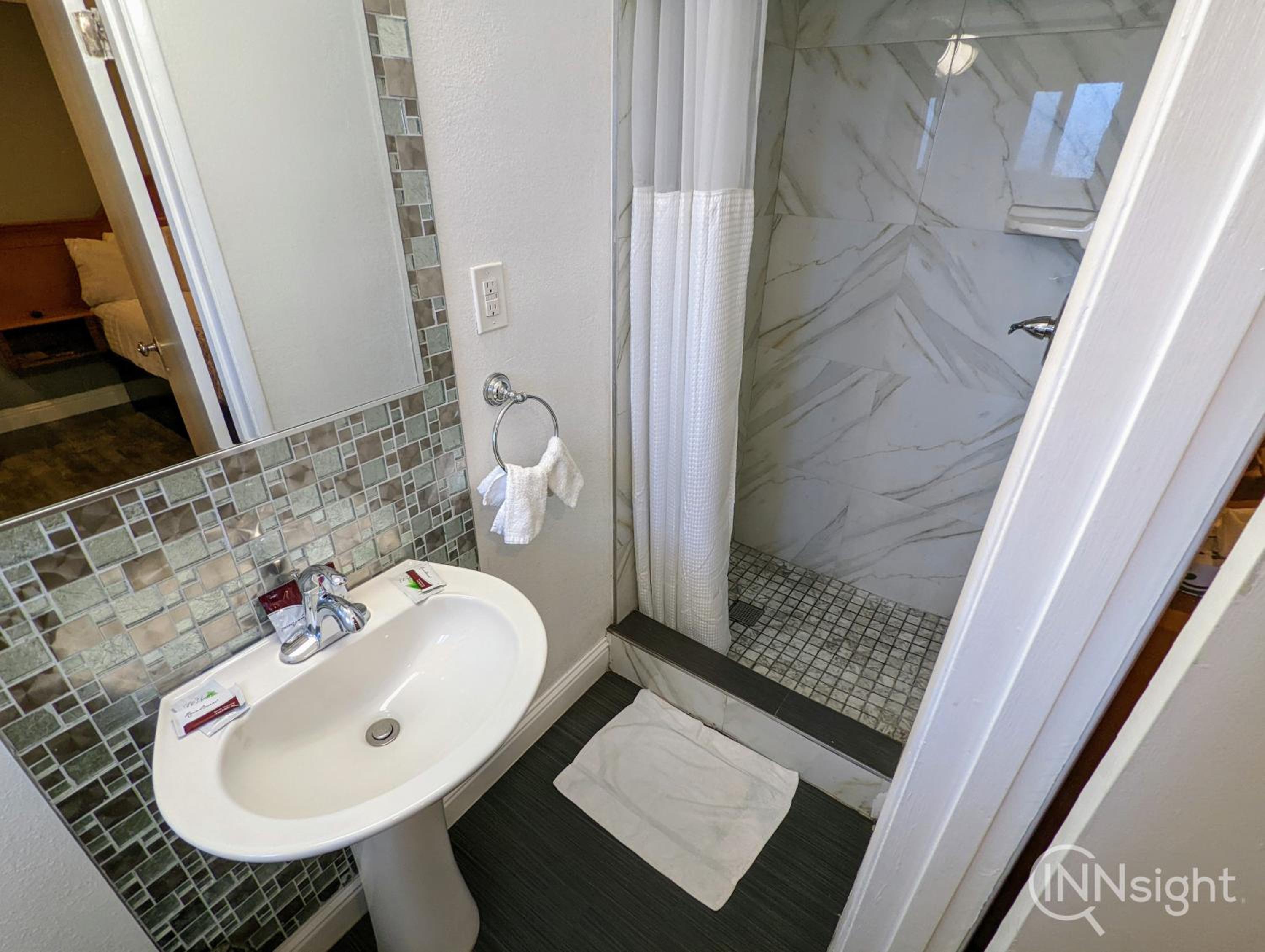 Queen Room - Photo 17