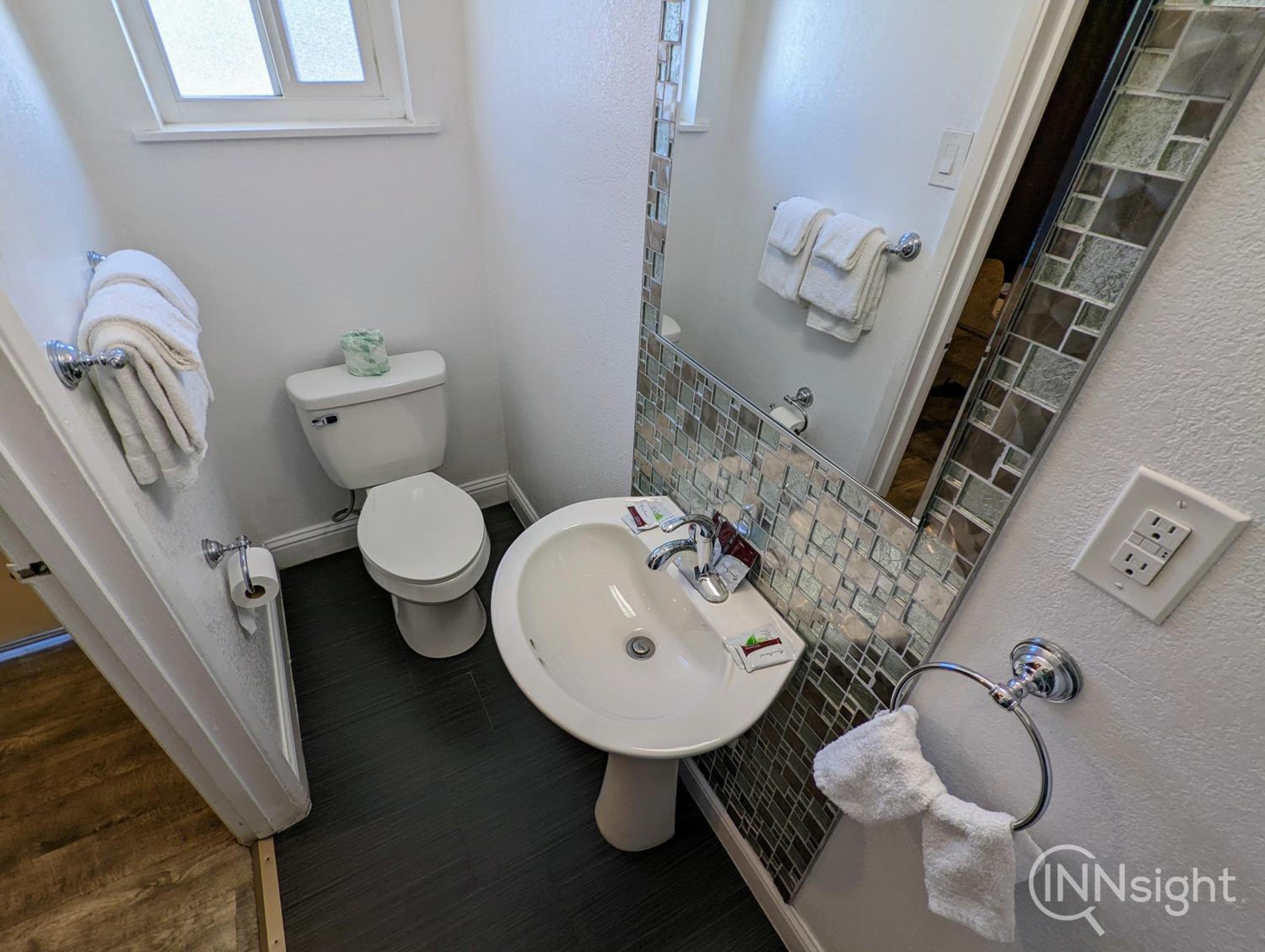 Queen Room - Photo 19