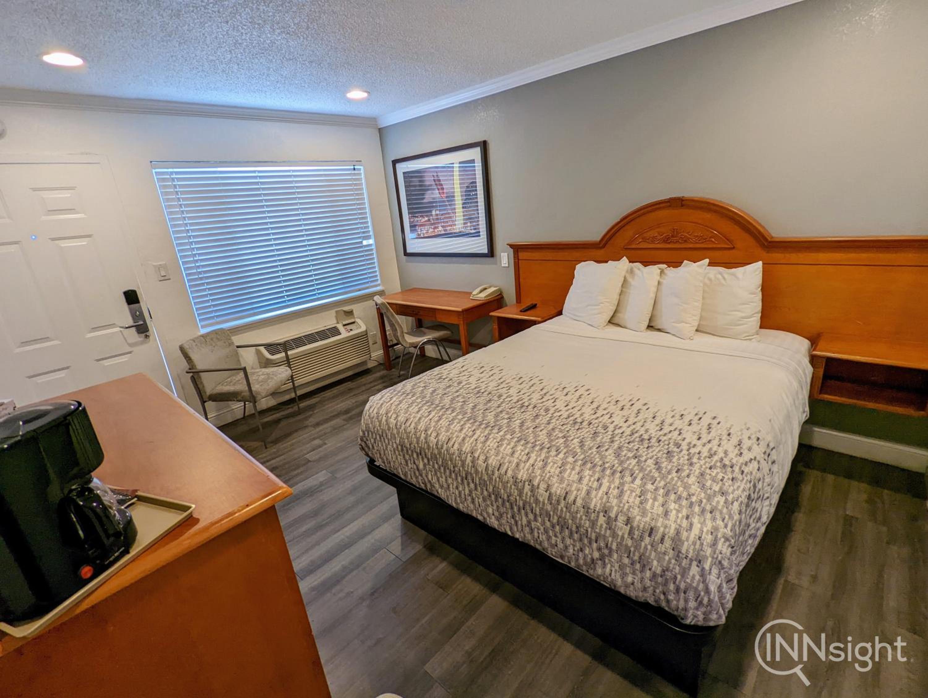 Queen Room - Photo 13
