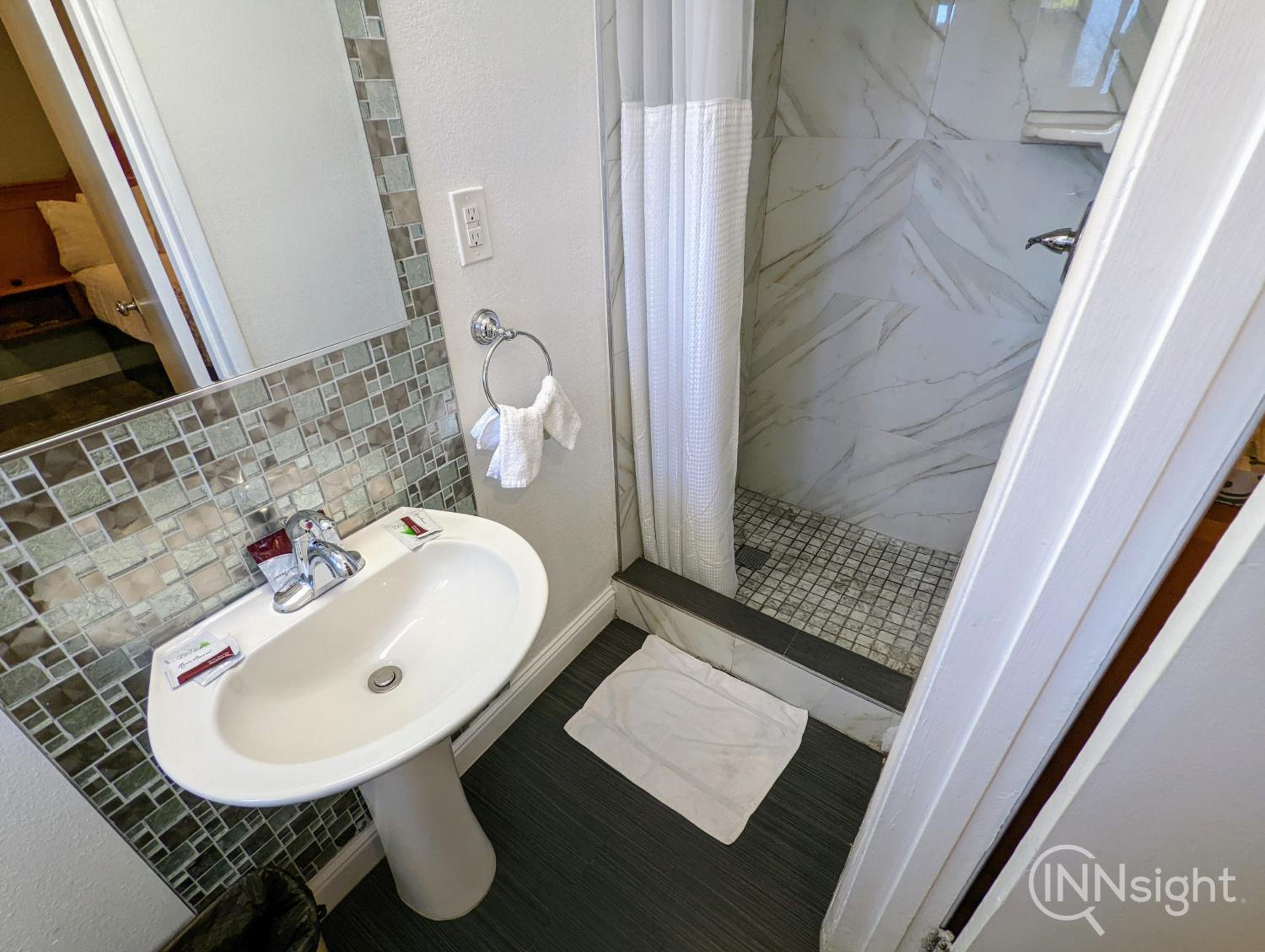 Queen Room - Photo 18