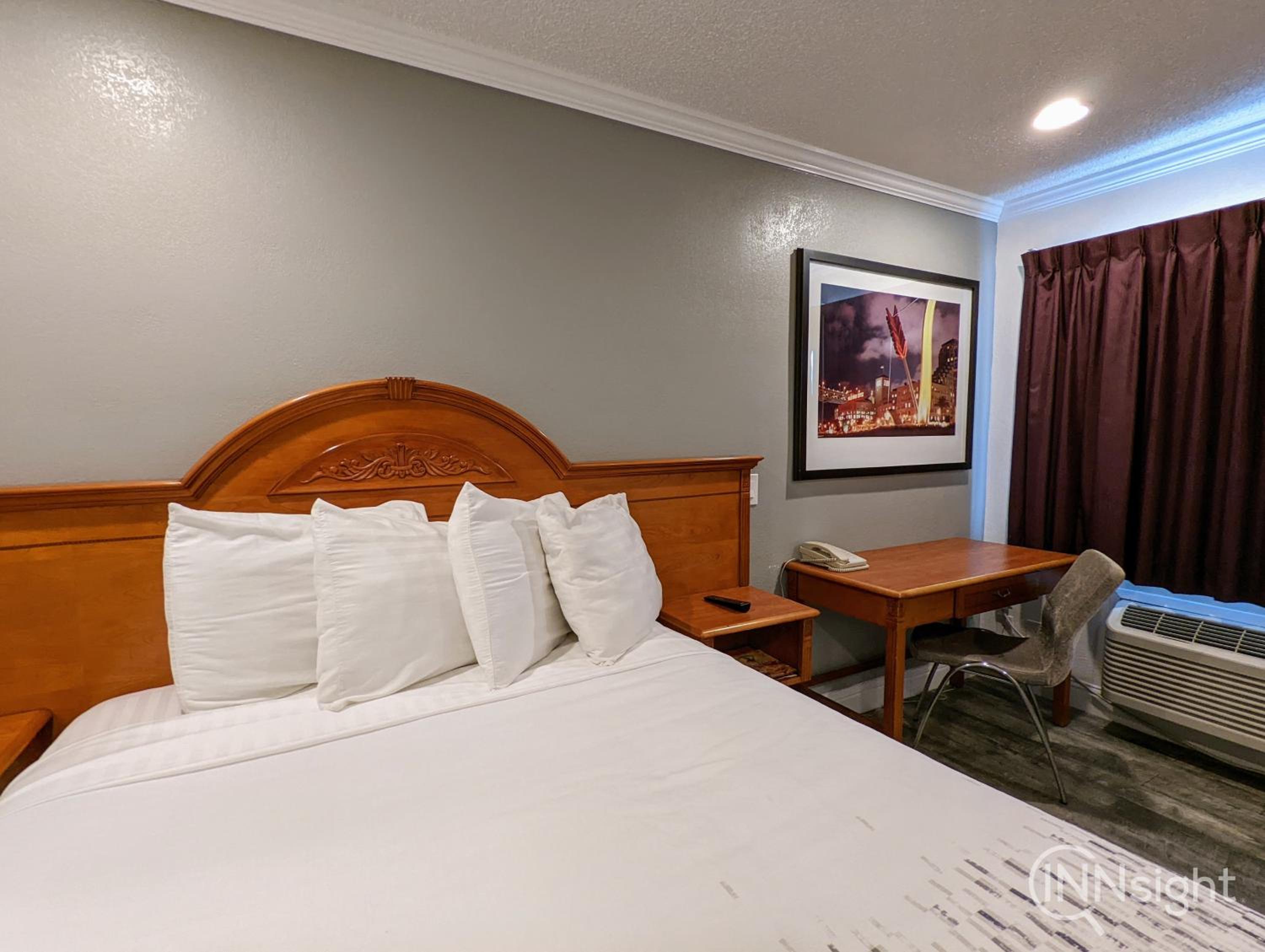Queen Room - Photo 12