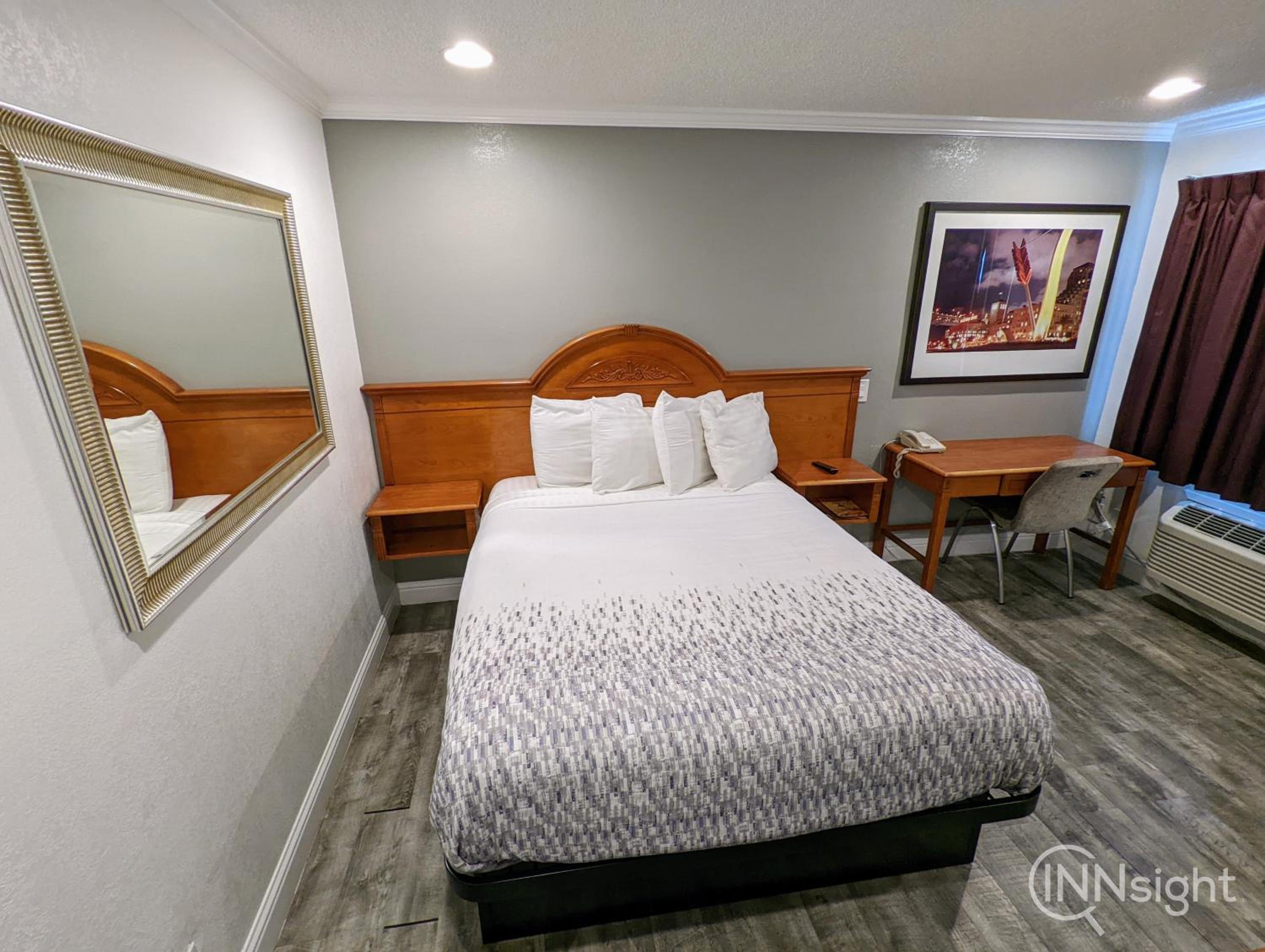 Queen Room - Photo 11