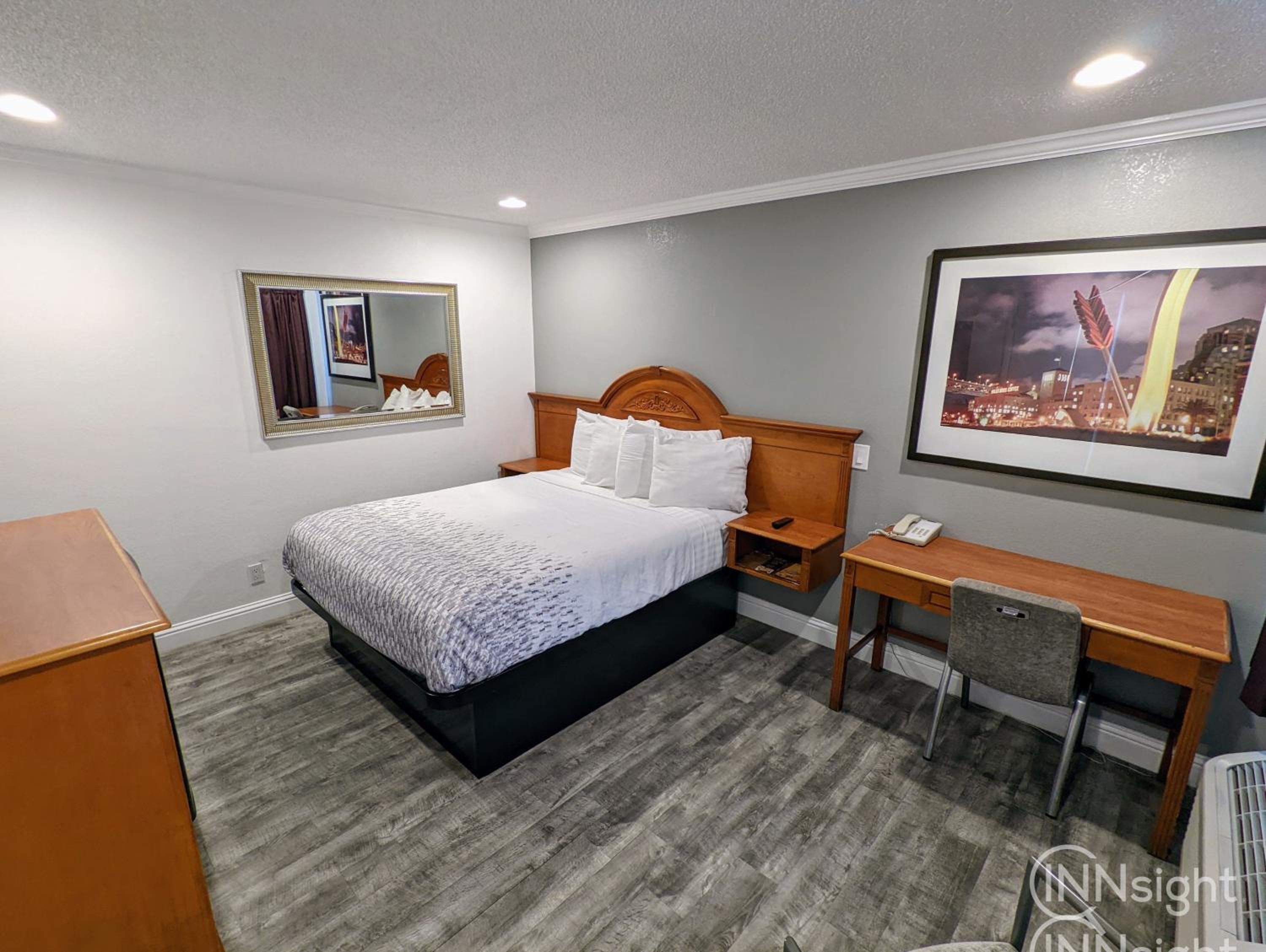 Queen Room - Photo 20