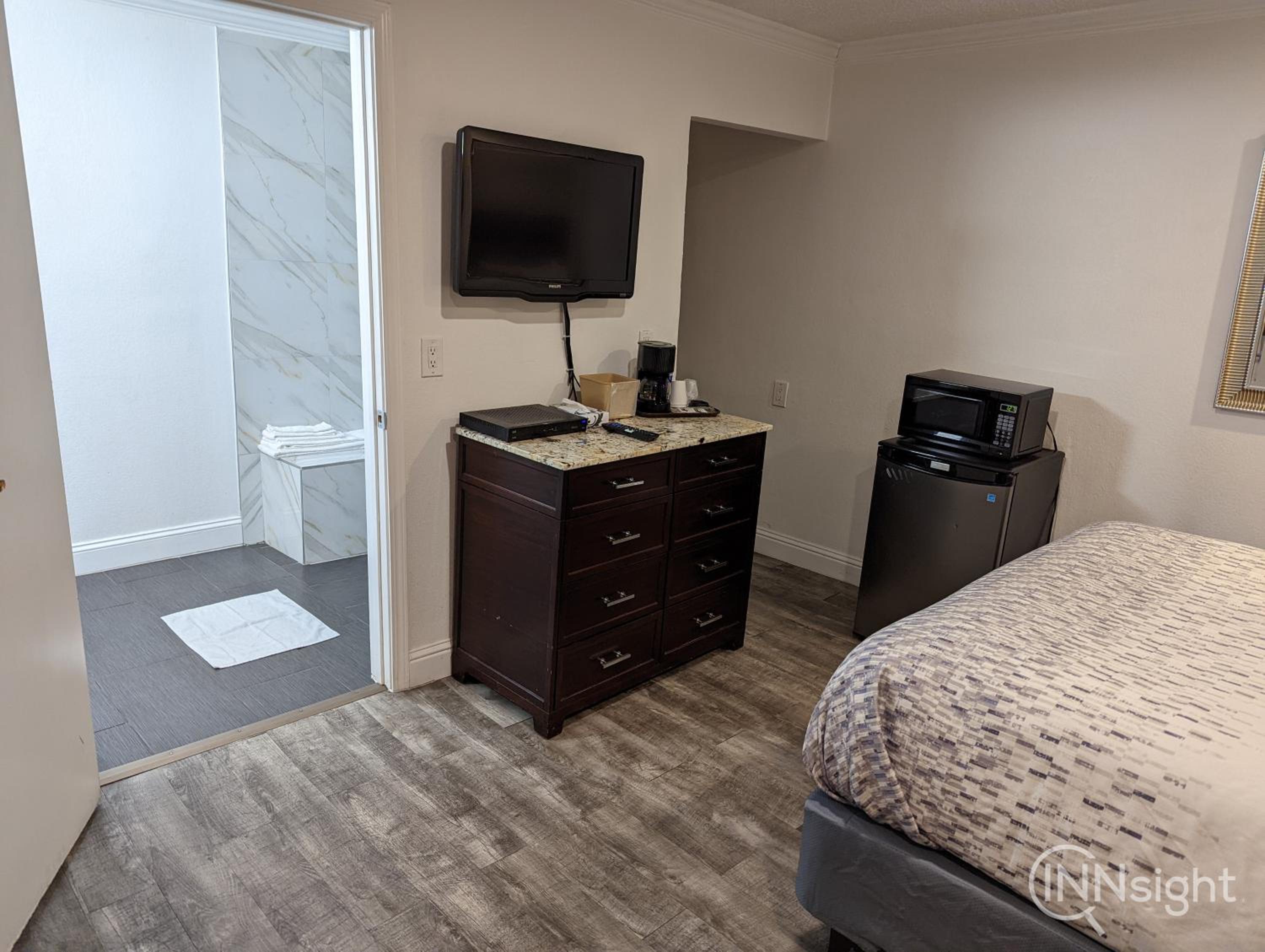 Queen Room - Photo 2