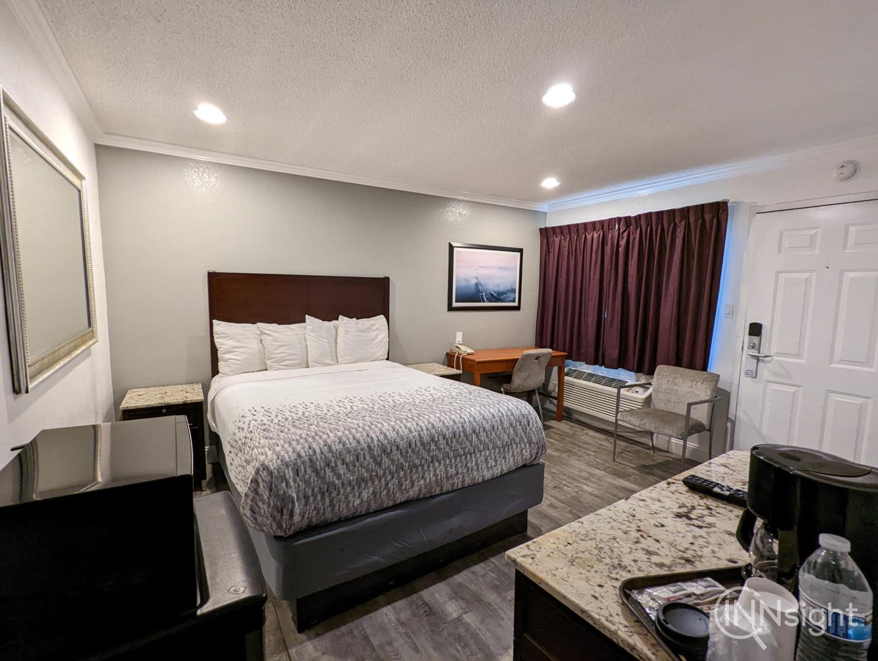 Queen Room - Photo 16