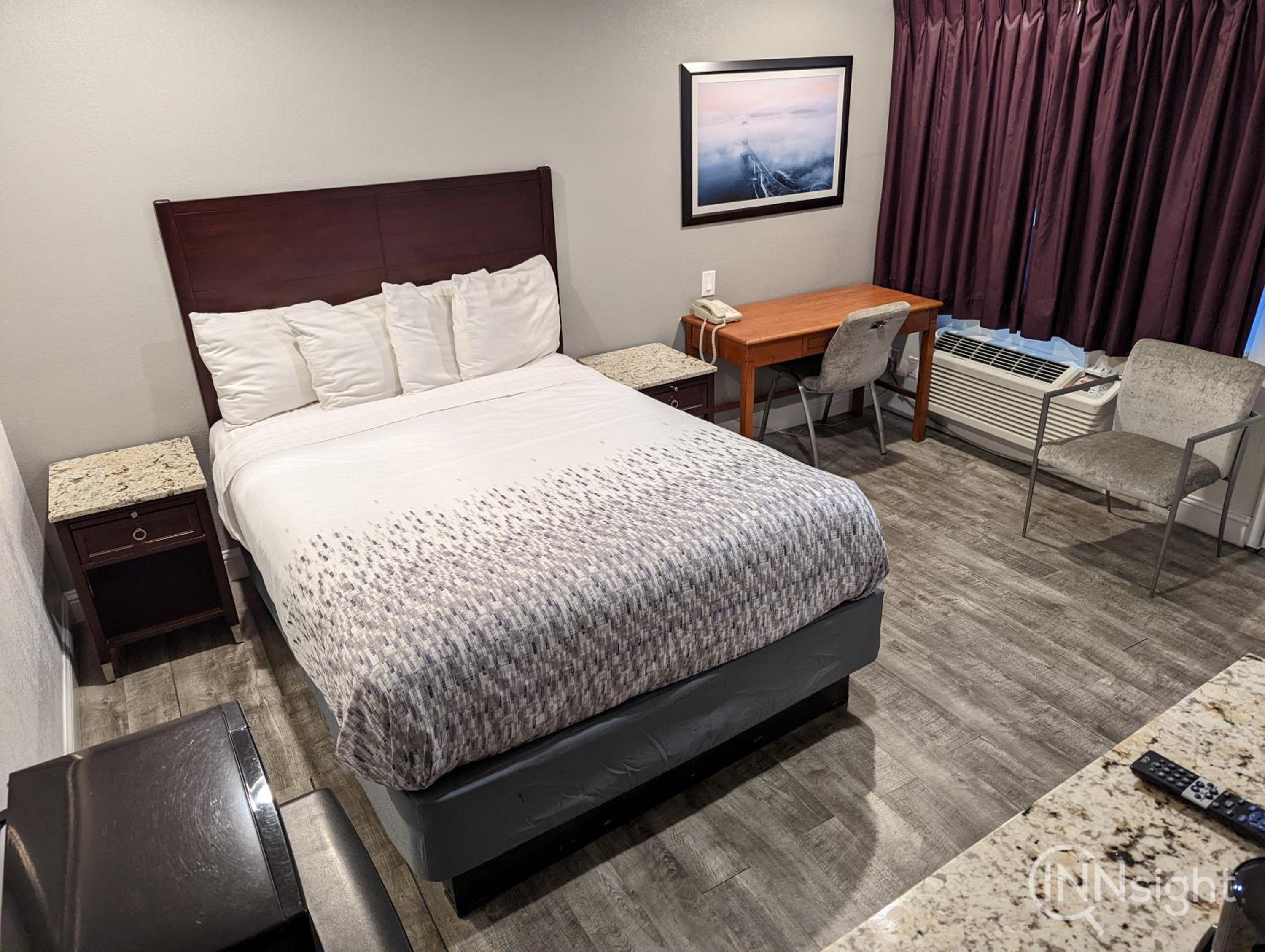 Queen Room - Photo 21