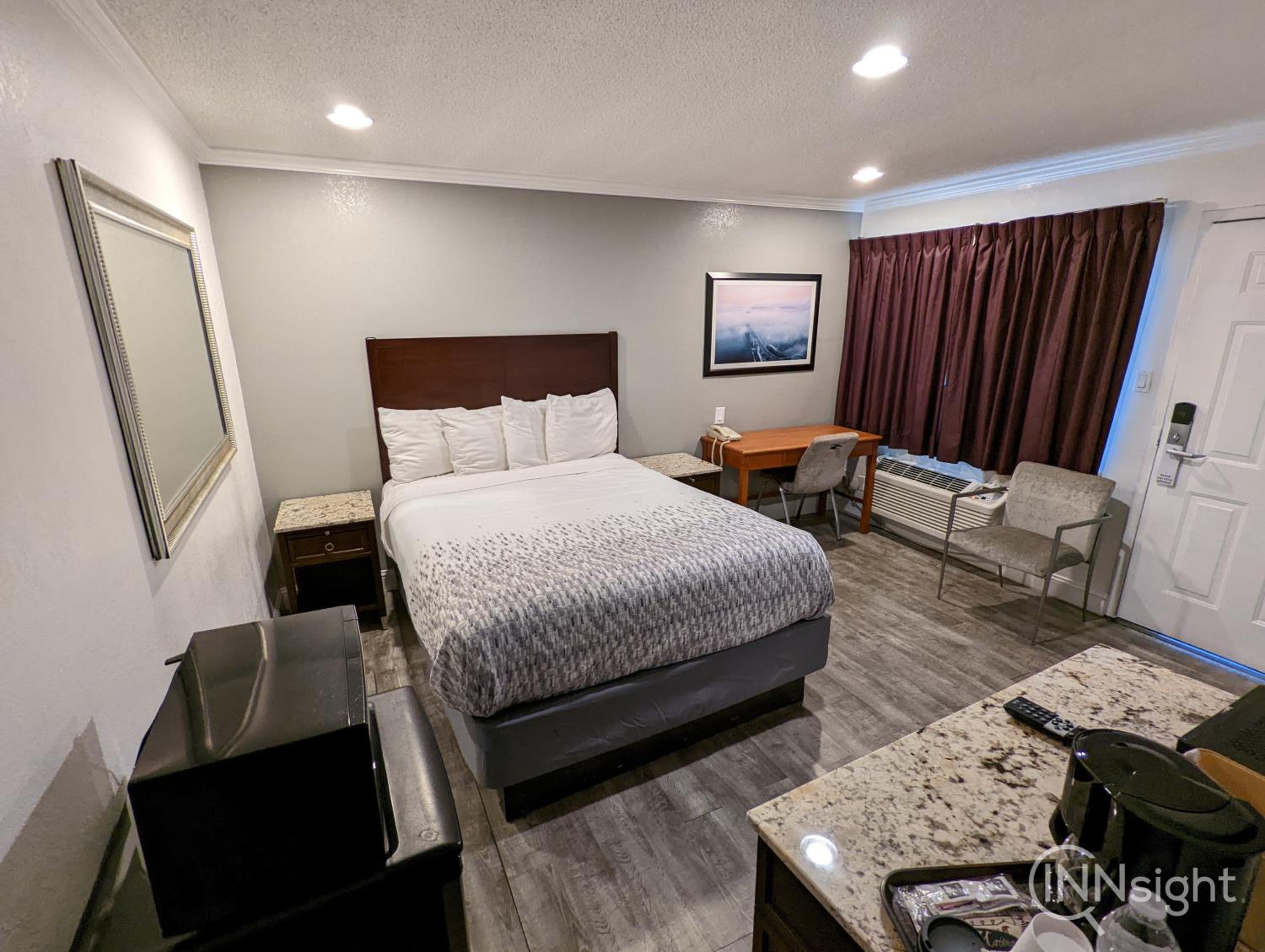 Queen Room - Photo 15