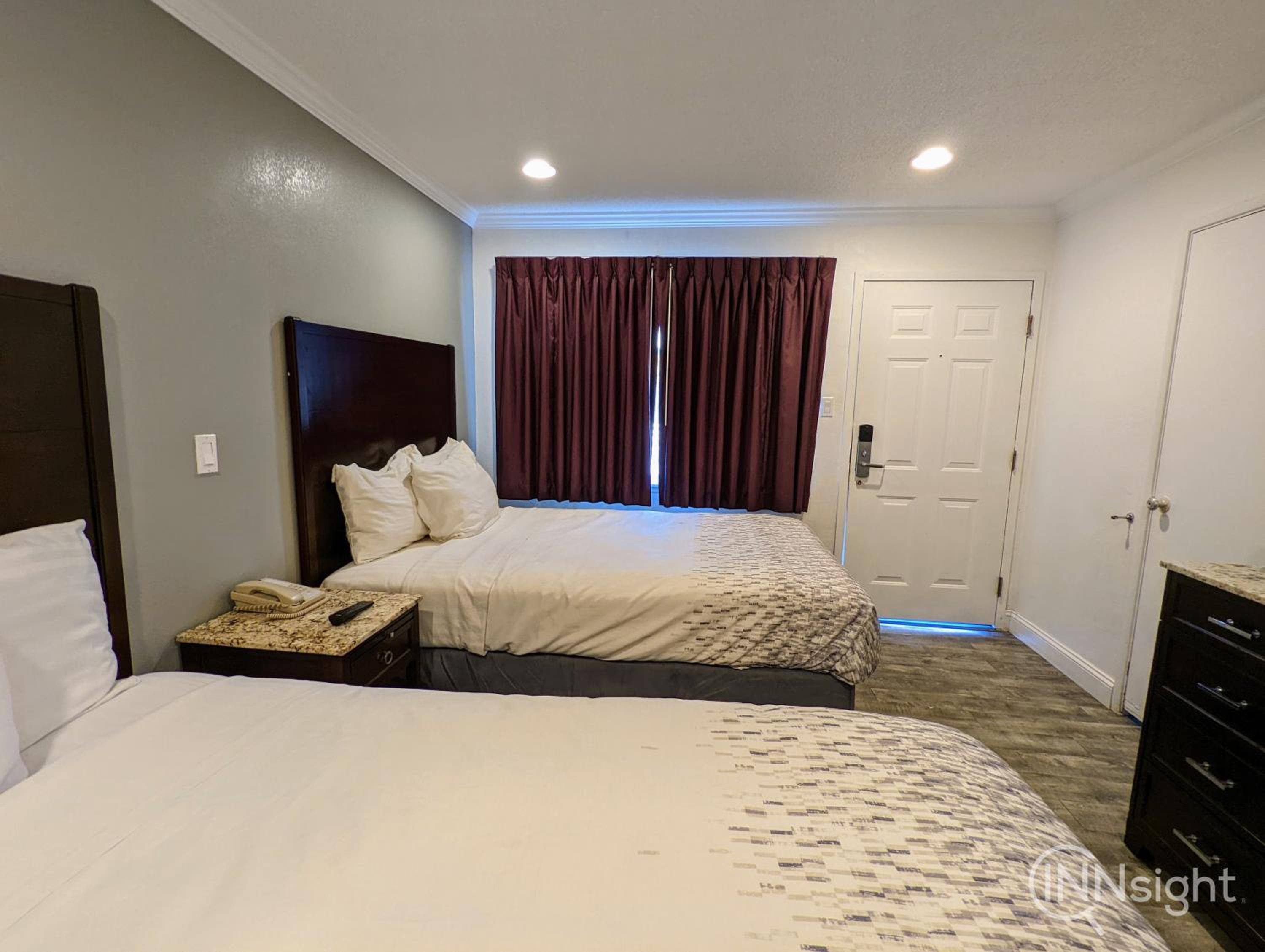 Standard Twin Room - Photo 11