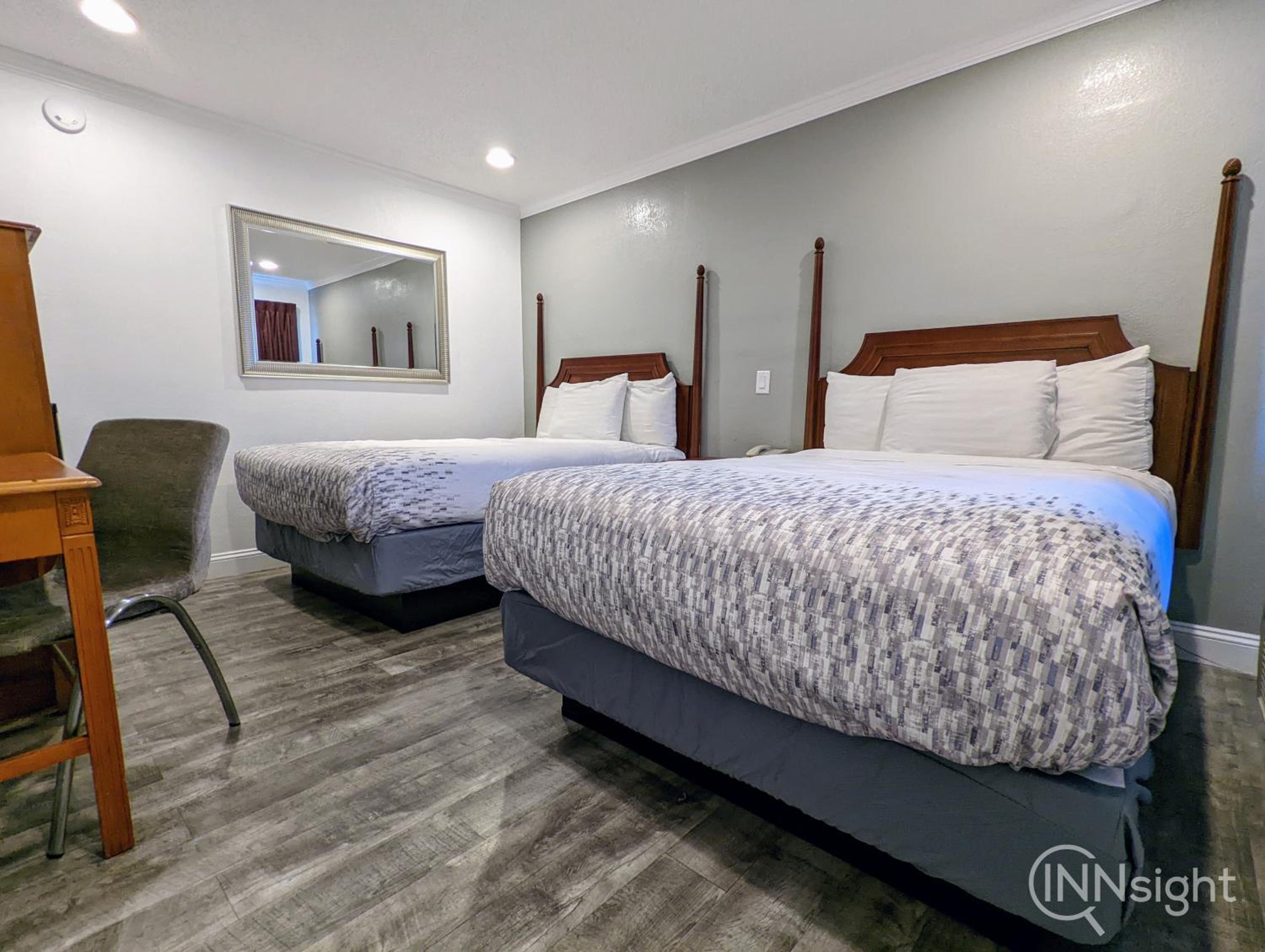 Standard Twin Room - Photo 8