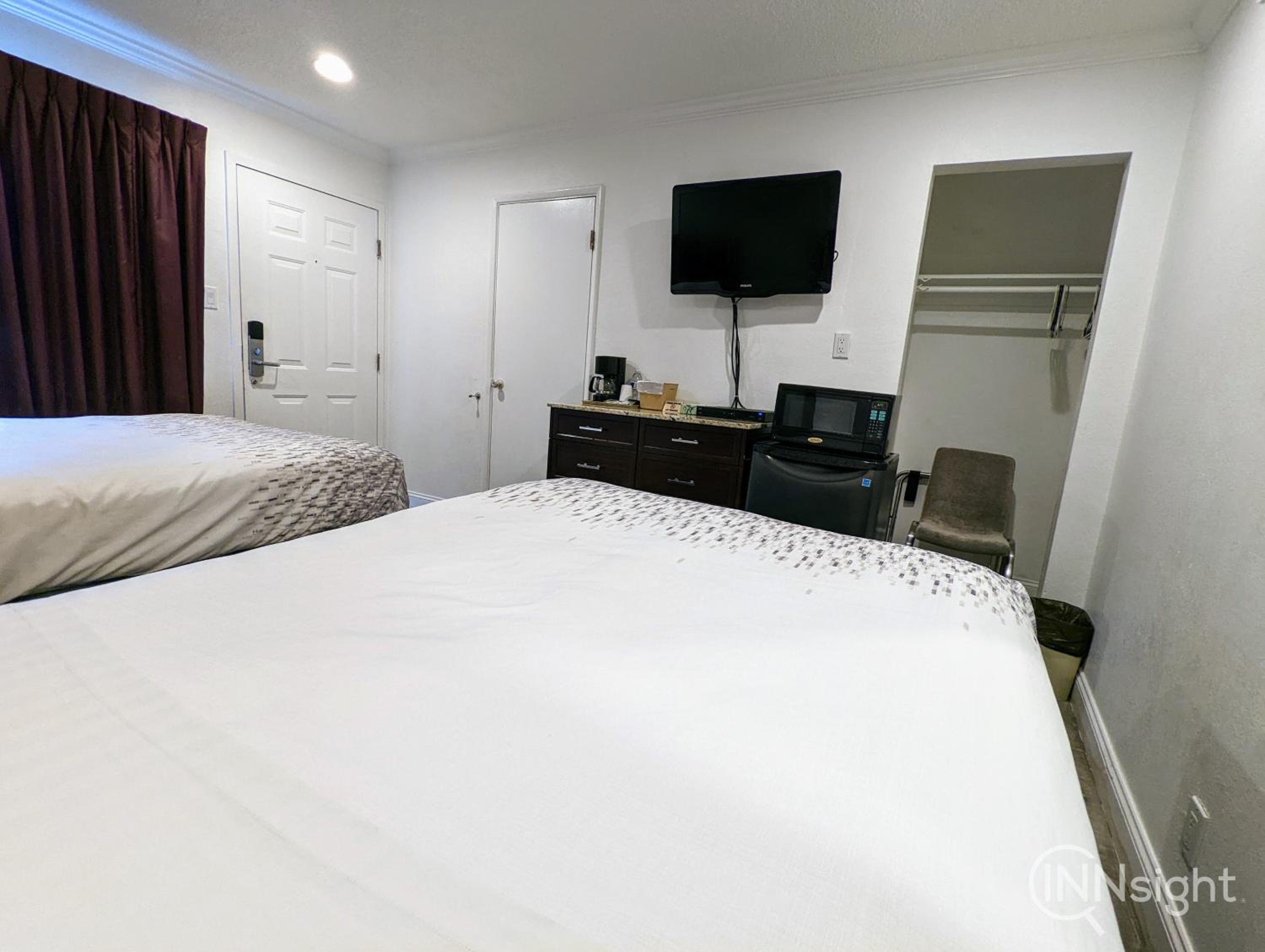Standard Twin Room - Photo 10