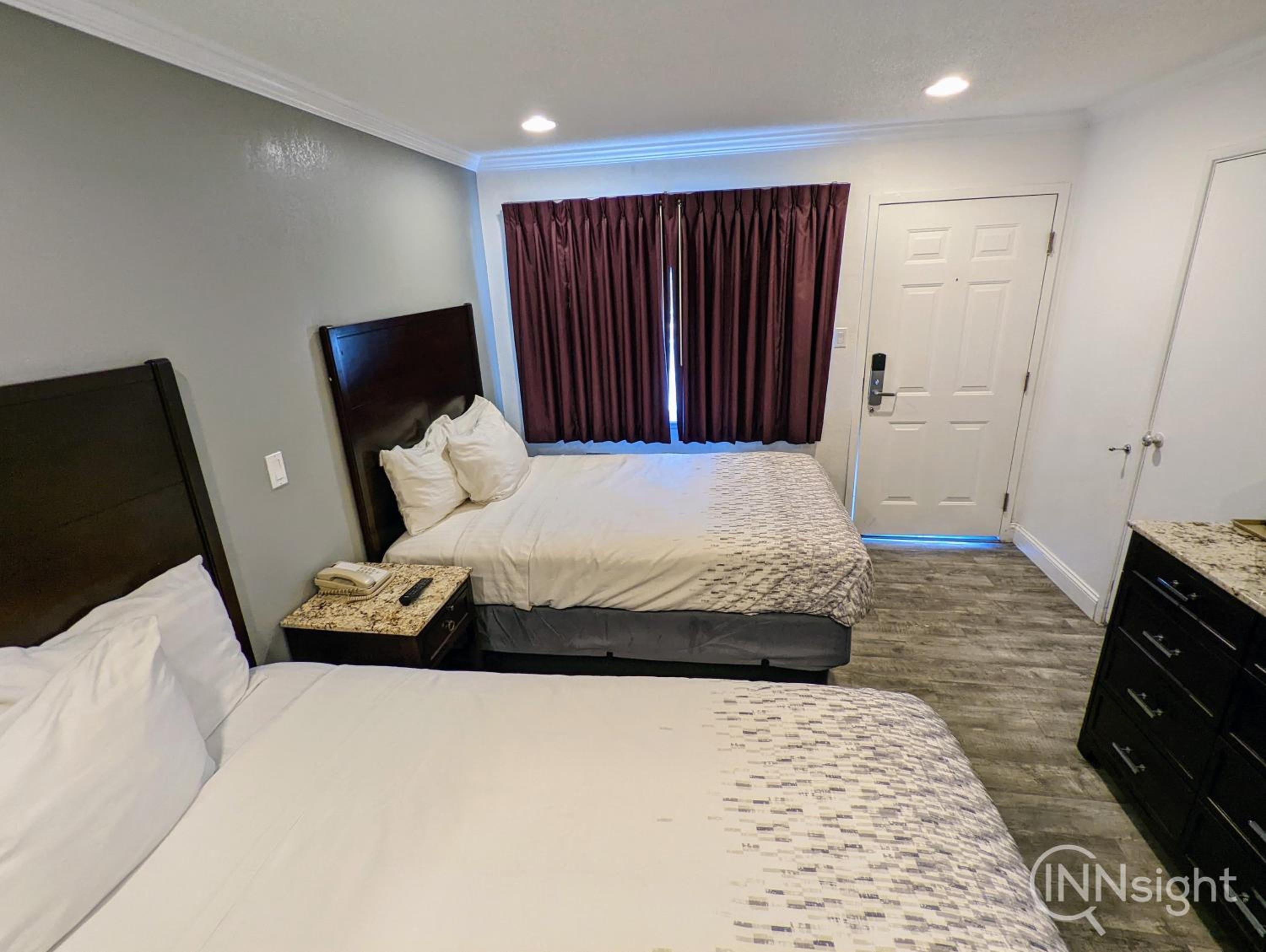 Standard Twin Room - Photo 12