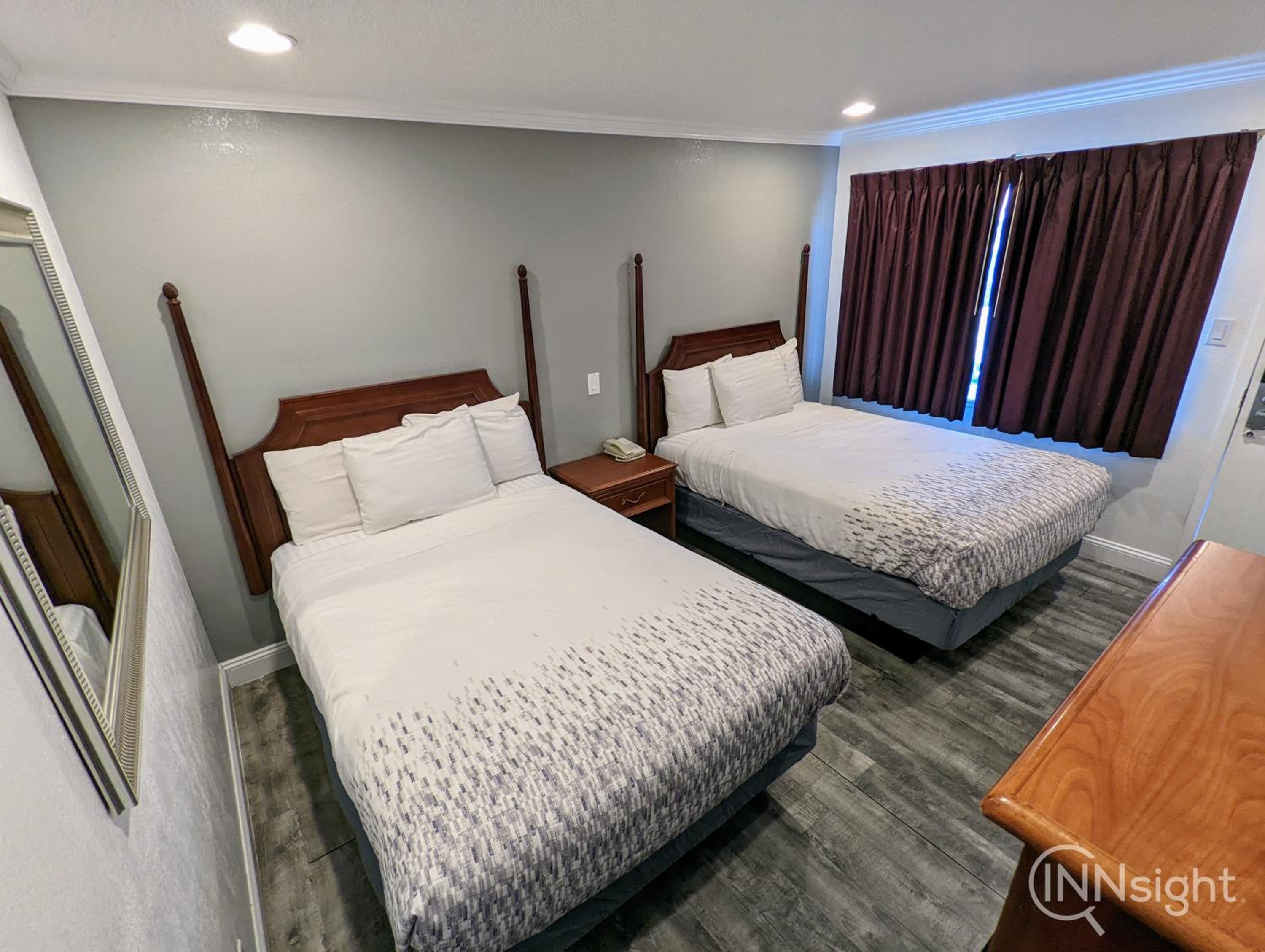 Standard Twin Room - Photo 6