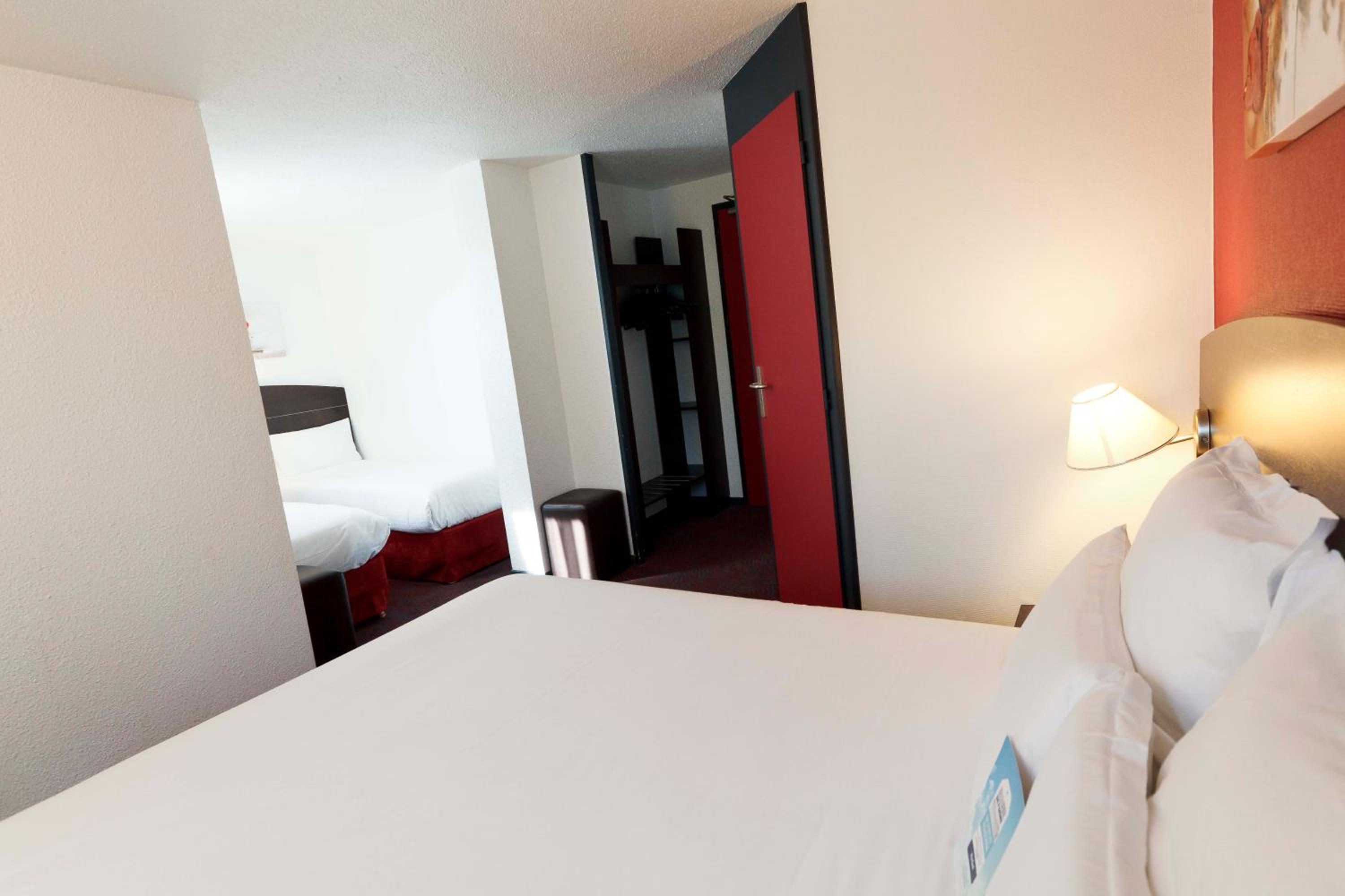 1 Double Bed 2 Single Beds photo 3
