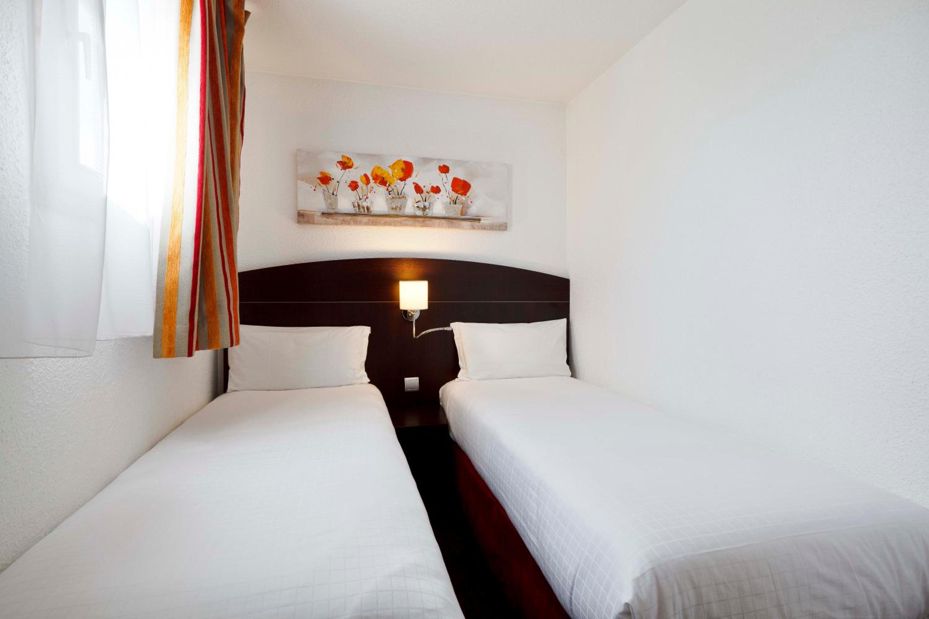 Standard Room - 4 Single Beds photo 1