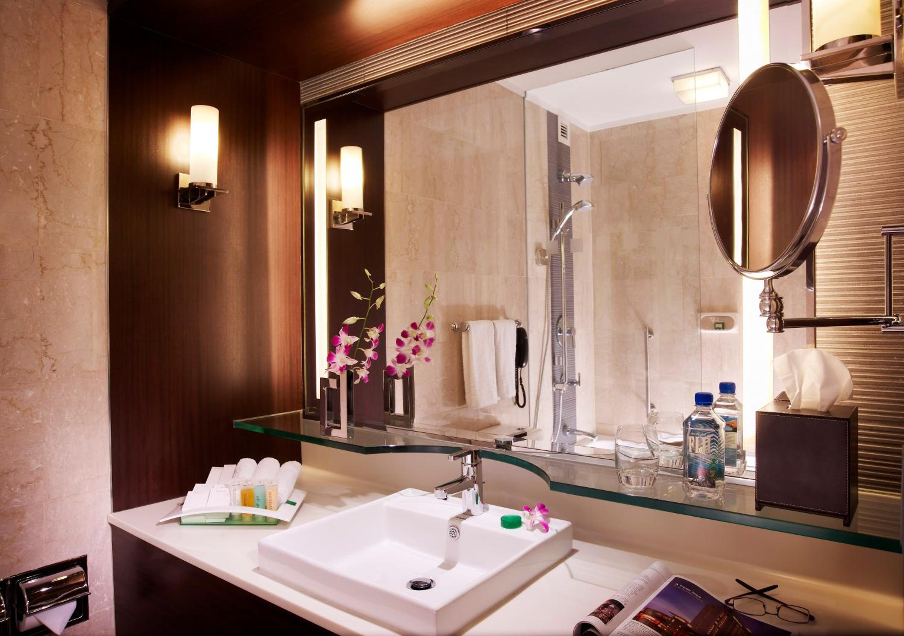 Premium Double Room with Two Double Beds thumbnail 5