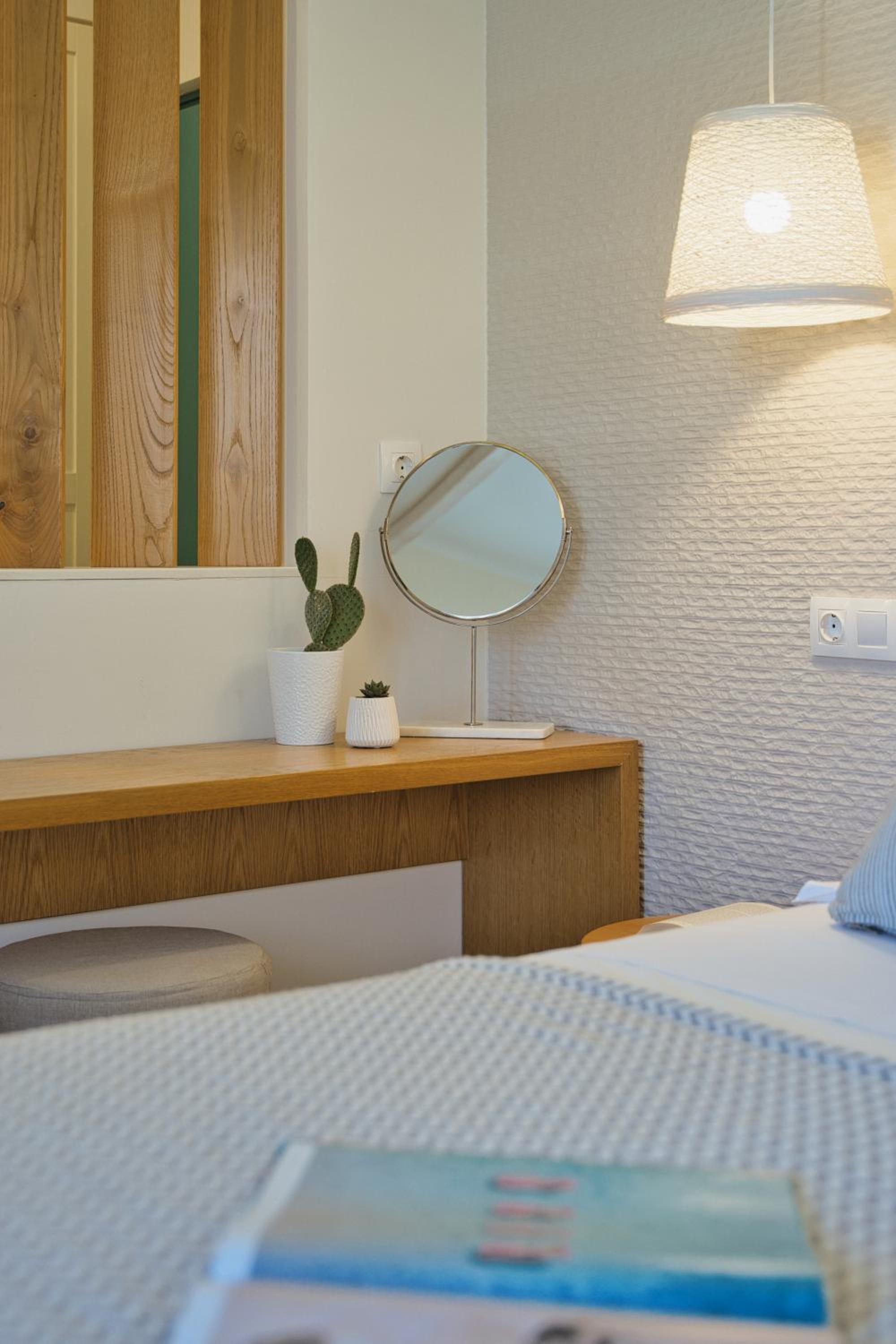 Junior Suite with Balcony - Photo 8