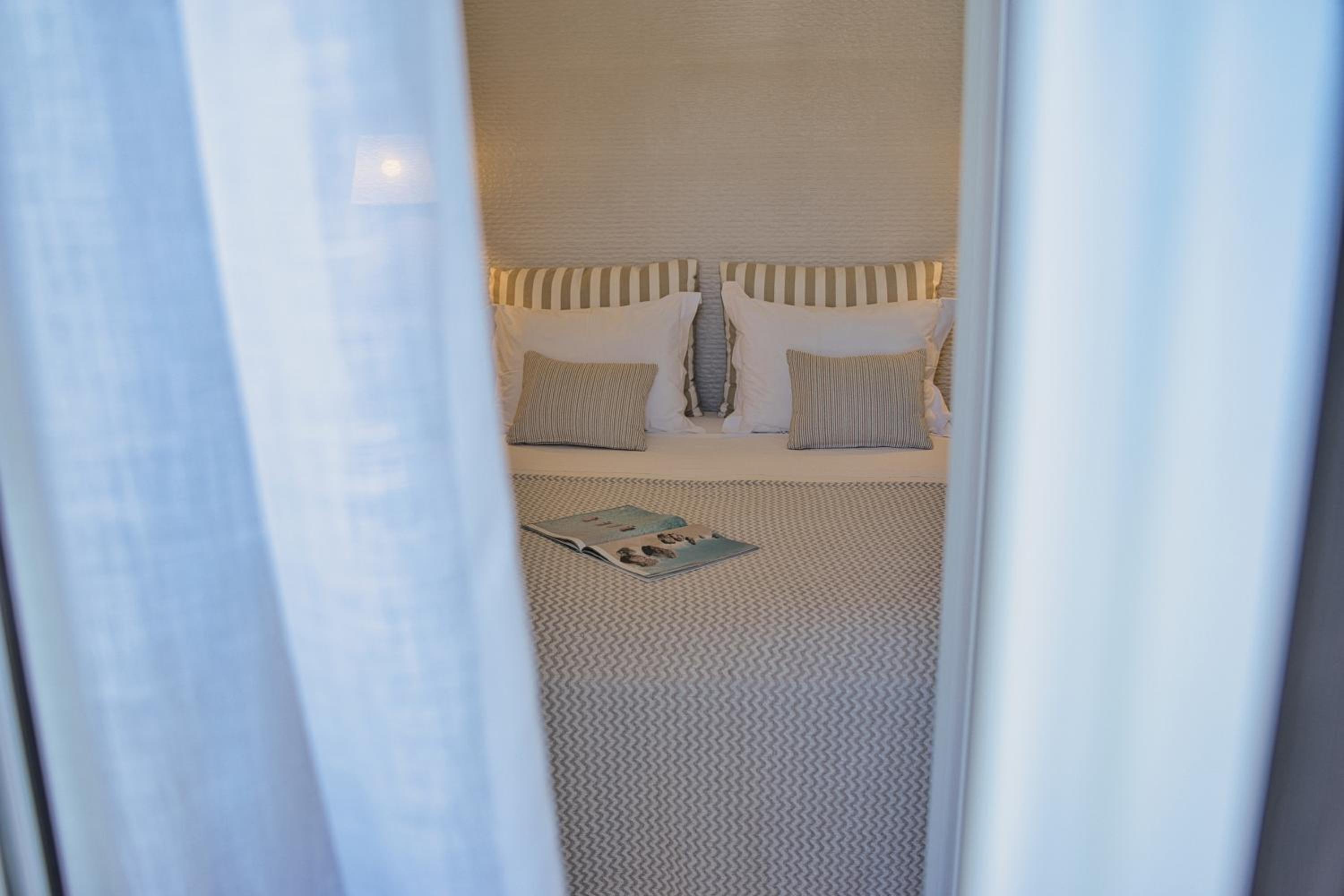 Junior Suite with Balcony - Photo 10