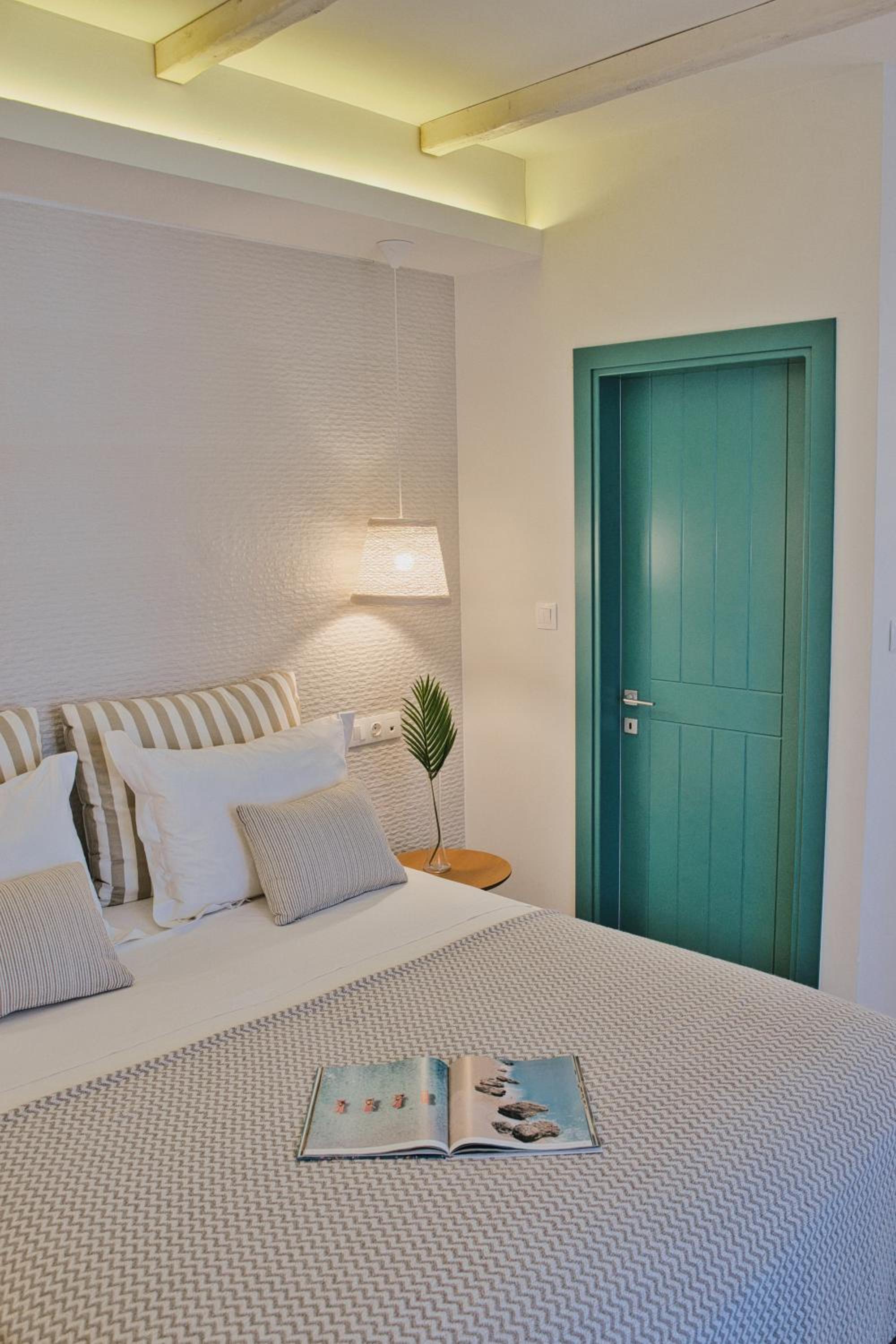 Junior Suite with Balcony - Photo 7